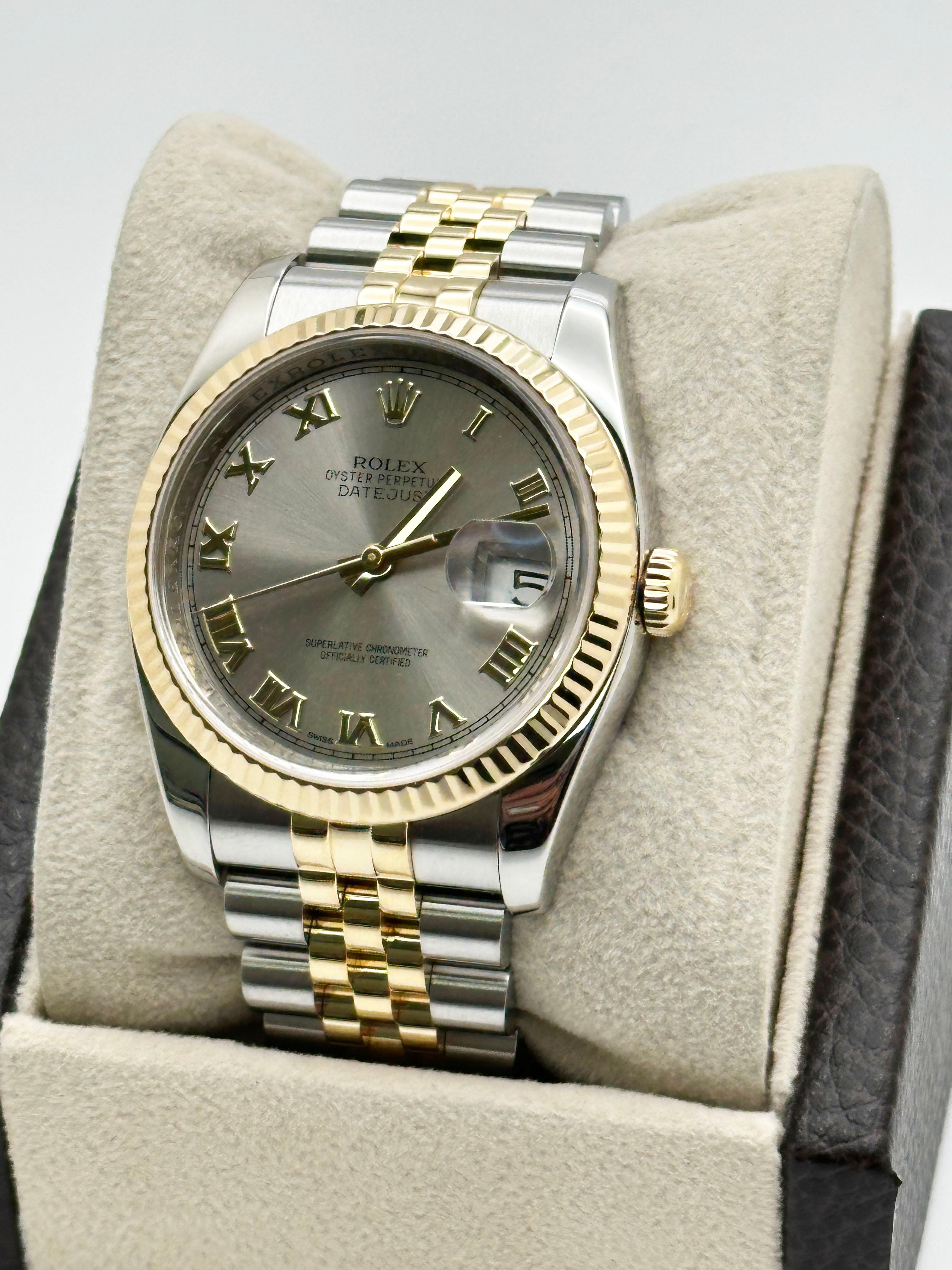 Stil Nummer: 116233



Seriennummer: G804***



Jahr: 2010

 

Modell: Rolex Datejust 

 

MATERIAL des Gehäuses: Rostfreier Stahl 

 

Band: 18K Gelbgold & Edelstahl Jubiläumsband

  

Lünette: 18K Gelbgold geriffelte Lünette 

  

Zifferblatt:
