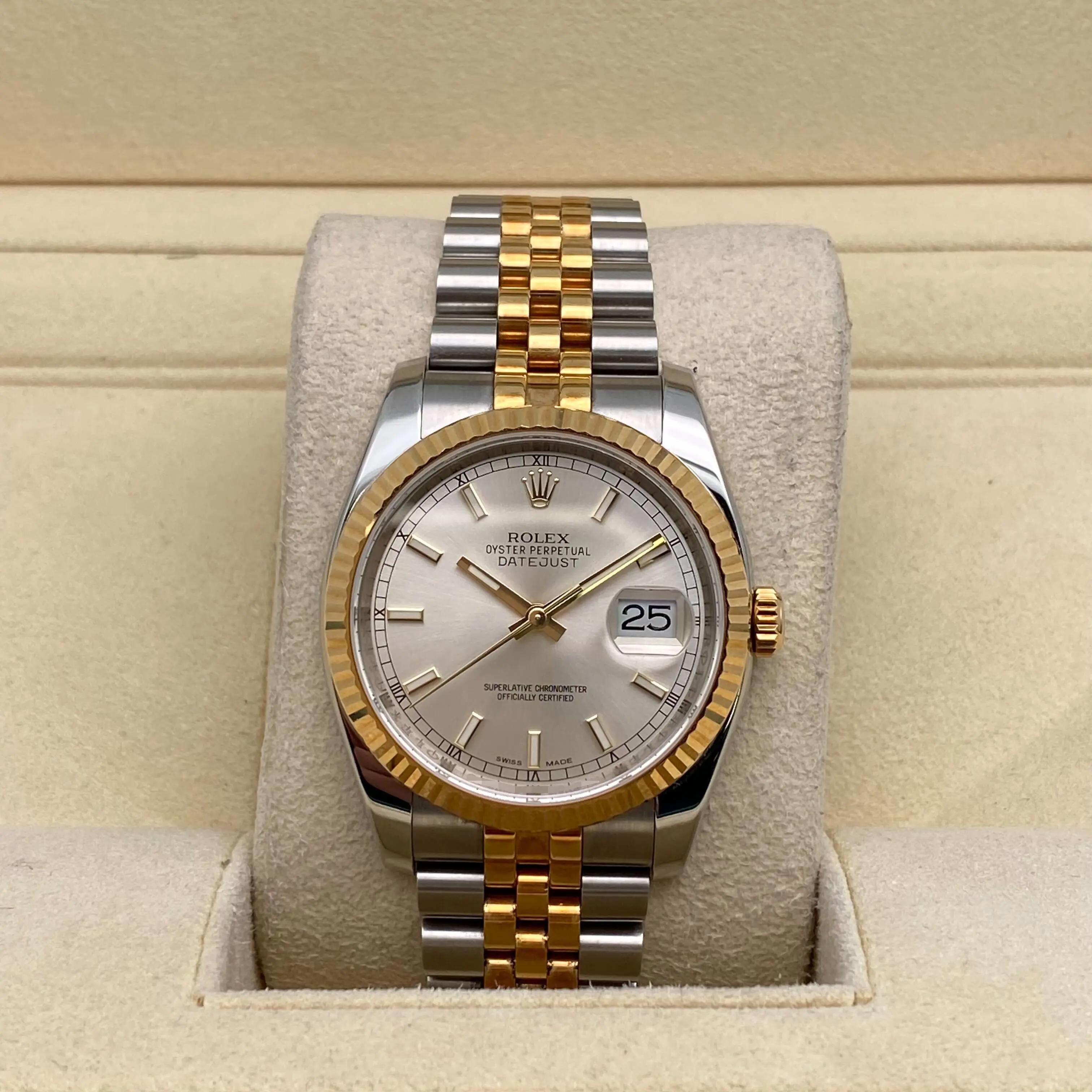 Usato in ottime condizioni. Link completi. Viene fornito con scatola e documenti originali. Manutenzione recente. Il movimento è calibrato e tiene bene il tempo.