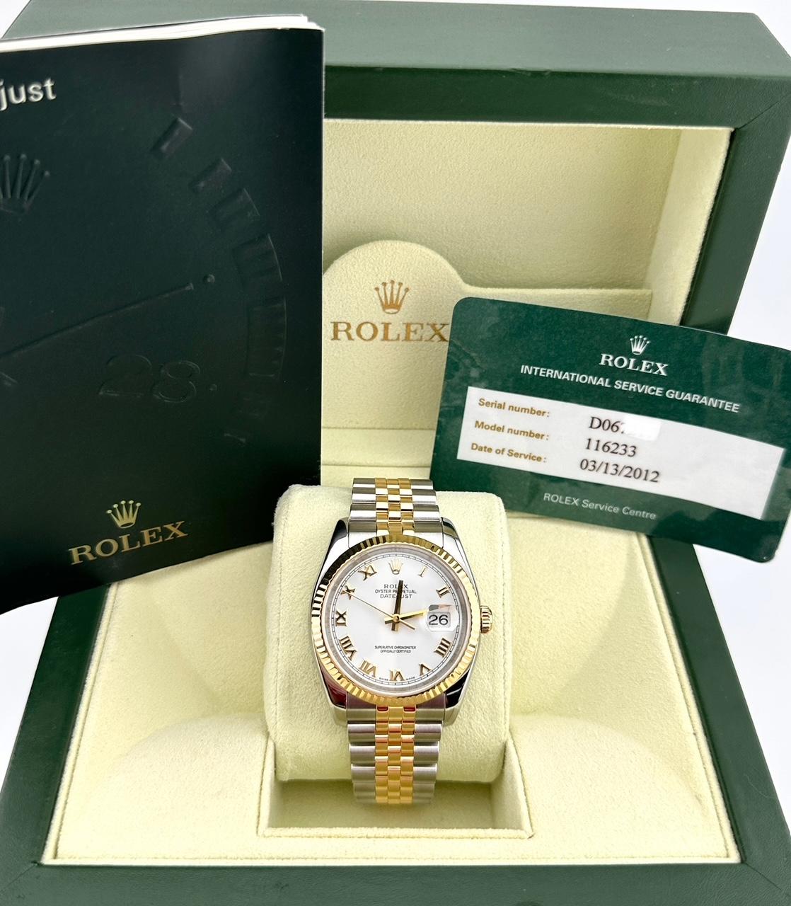 Stil Nummer: 116233

Seriennummer: D067***

Jahr: 2005

Modell: Rolex Datejust

MATERIAL des Gehäuses: Rostfreier Stahl

Band: 18K Gelbgold & Edelstahl Jubiläumsband

Lünette: 18K Gelbgold geriffelte Lünette

Zifferblatt: Weißes römisches