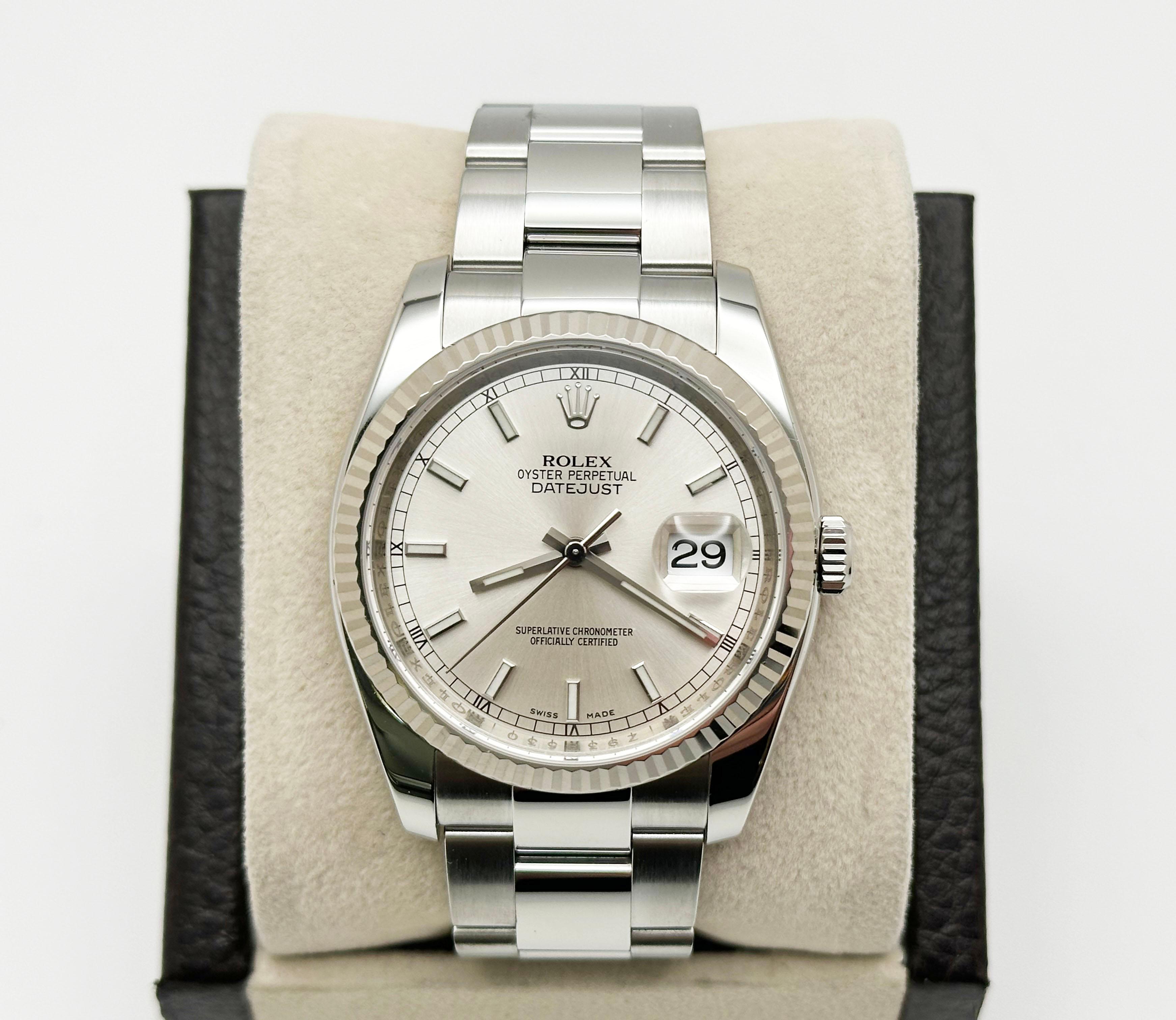 Stilnummer: 116234



Seriennummer: Z938***



Jahr: 2010

 

Modell: Rolex Datejust 

 

MATERIAL des Gehäuses: Rostfreier Stahl 

 

Band: Rostfreier Stahl 

  

Lünette: 18K Weißgold geriffelte Lünette 

  

Zifferblatt: Silbernes Zifferblatt 

