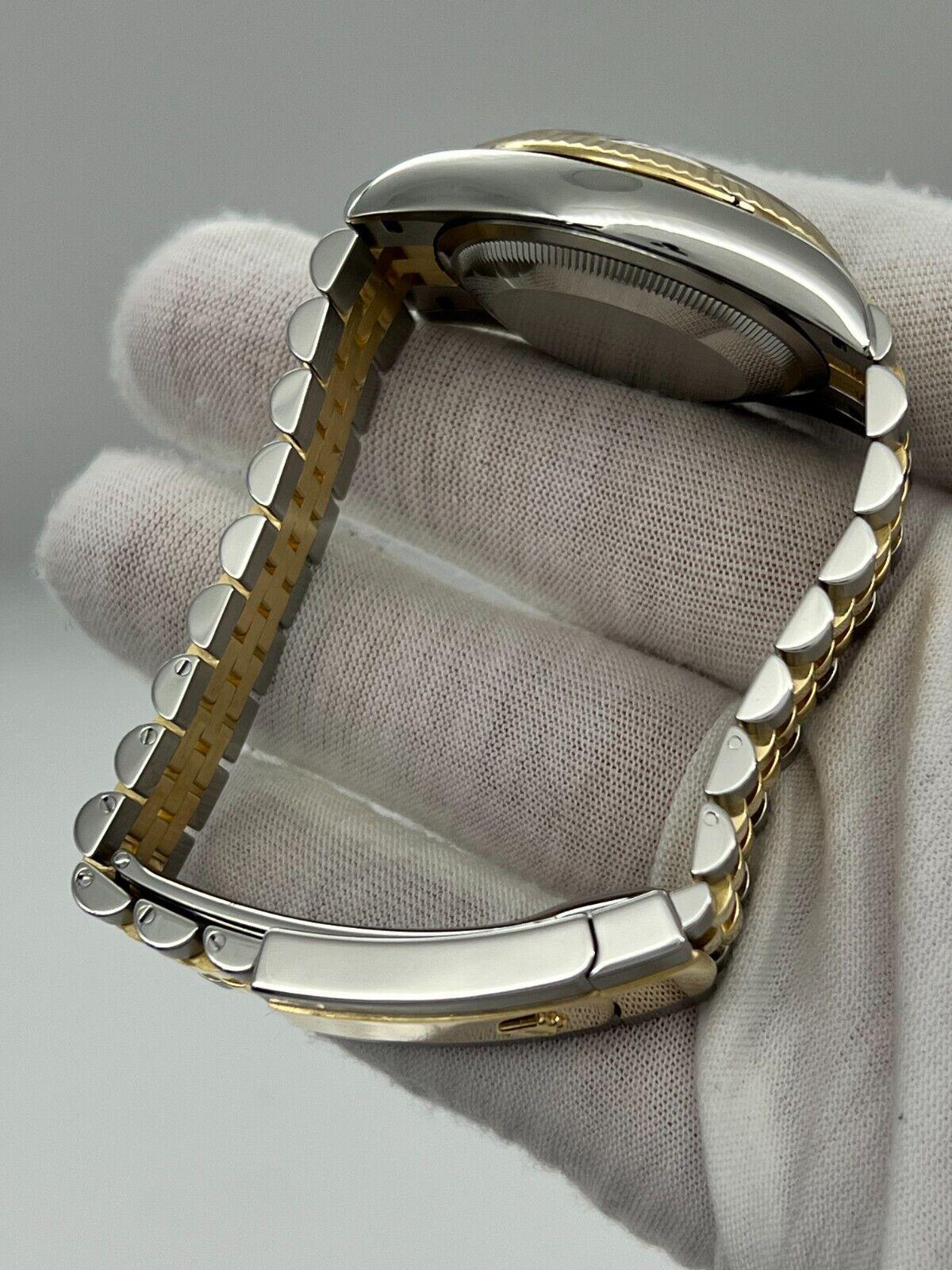 Número de estilo: 126233
De serie 58W37***
Año: 2018
Model No: Rolex Datejust
Material de la caja: Acero inoxidable
Pulsera: Oro amarillo de 18 quilates y acero inoxidable
Bisel: Oro amarillo de 18 quilates
Esfera: Esfera Diamante Negro de