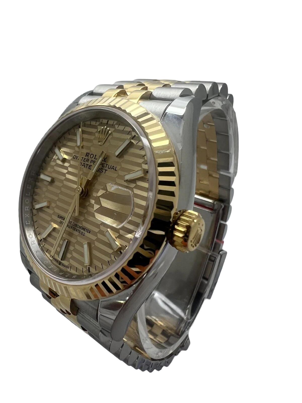 Die Rolex Datejust 126233 Two-Tone Jubilee Motif Watch ist eine atemberaubende Mischung aus Eleganz und Funktionalität. Das Modell 2022 besticht durch sein champagnerfarbenes Zifferblatt, das seine raffinierte Ästhetik unterstreicht, und eine