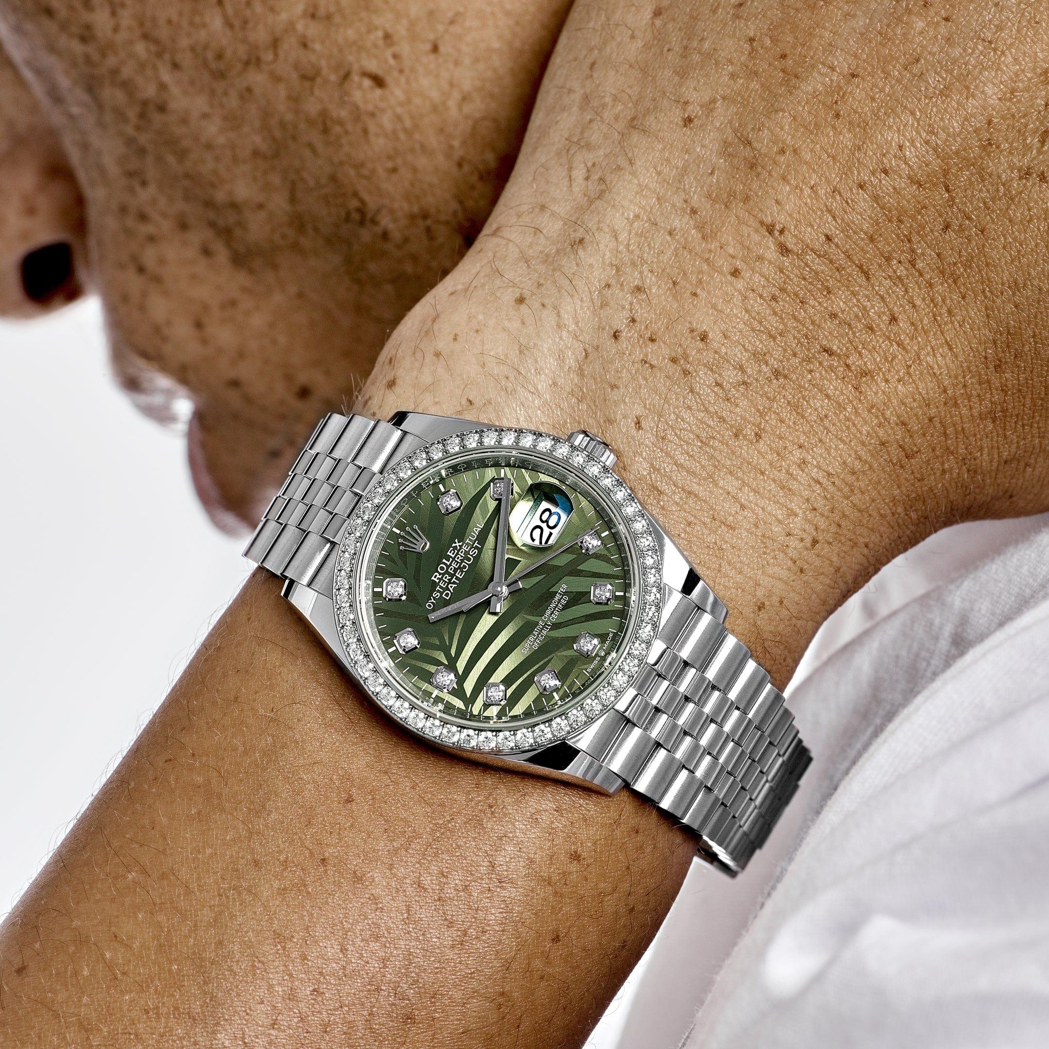 Jewels Aficionado offers the Rolex Datejust 36 in stainless steel with a green palm frond dial is a stunning blend of elegance and luxury. Its vibrant green dial, featuring a palm leaf pattern, is framed by a dazzling diamond bezel and complemented