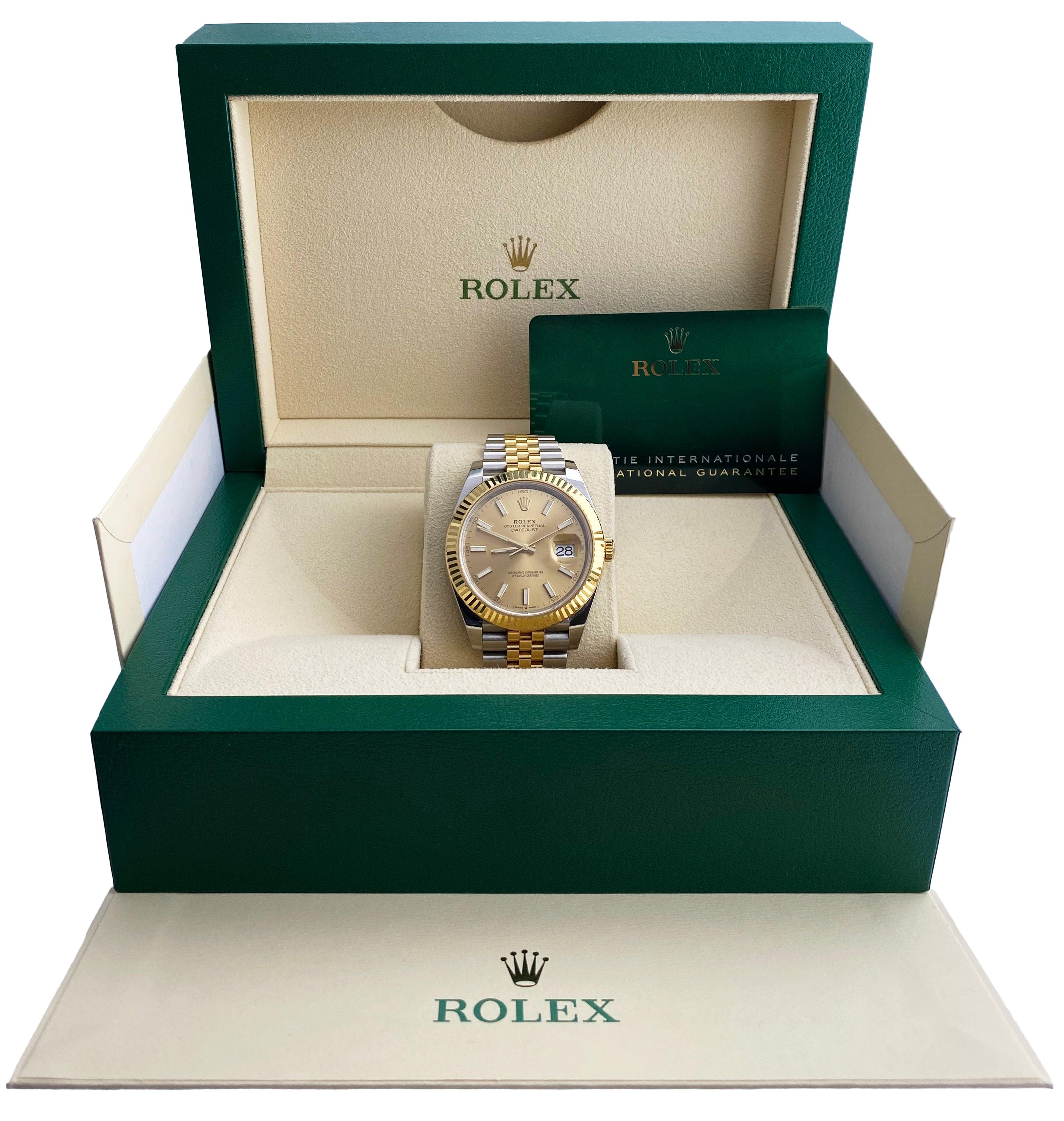 
Rolex Datejust 126333 Mens Watch. 41mm stainless steel case with 18K yellow gold fluted bezel. Champagne dial with gold hands and index hour index marker. Engraved rehaut. Date display at the 3 o'clock position. Minute markers on the outer