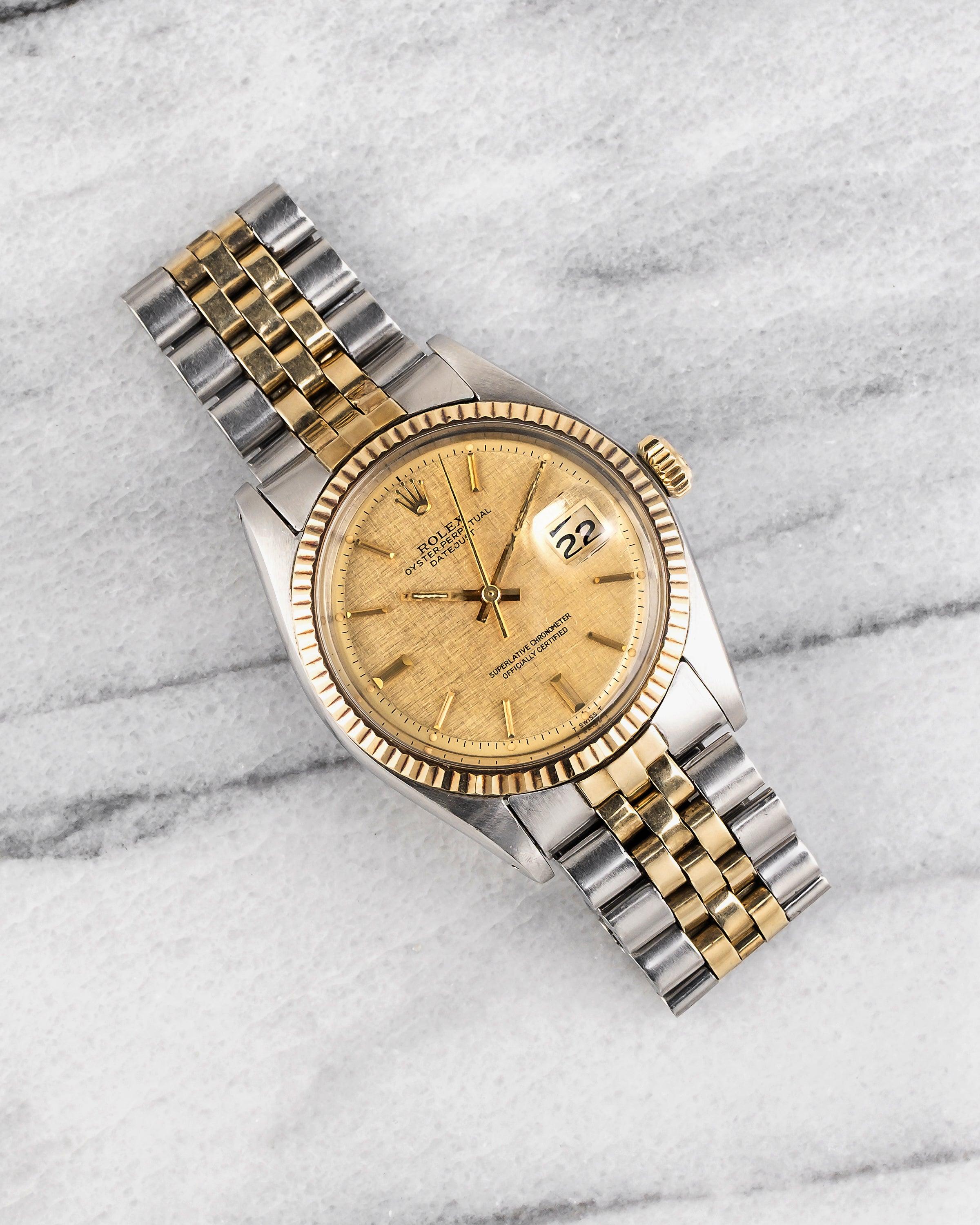 Aquí tienes un Rolex Datejust vintage referencia 1601 automático de dos tonos con esfera de lino color champán y brazalete jubilee de la década de 1970. Mantiene la hora y es totalmente funcional. Las medidas incluyen una caja Oyster de 36 mm y una