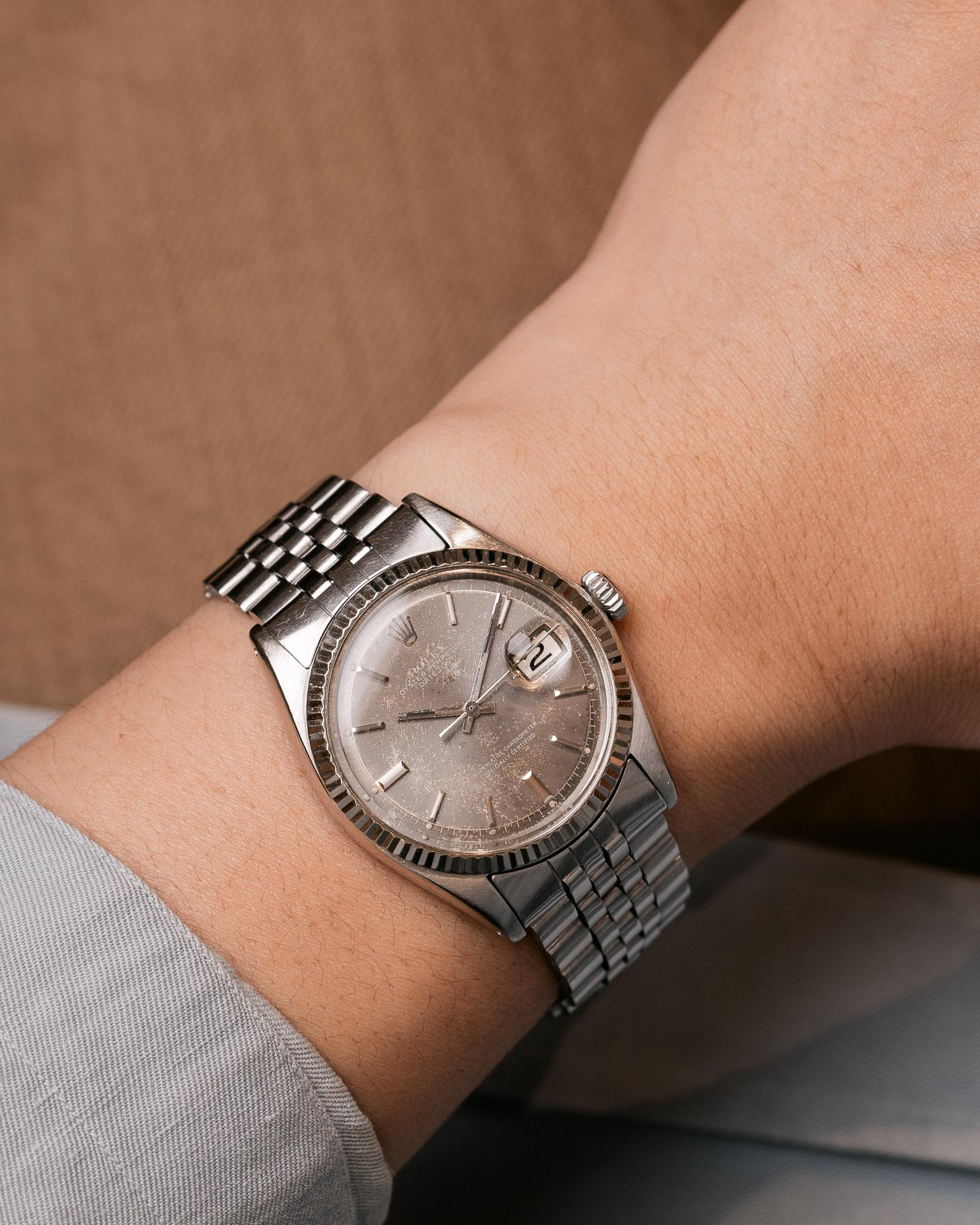 Rolex Datejust 1601 - Gray Starburst Piepan Zifferblatt - 18k Weißgold geriffelte Lünette - 1969
SKU 1925
Erhältlich exklusiv im Classic Time Club, Sydney - Ihre vertrauenswürdige Anlaufstelle für seltene und sammelbare Zeitmesser.

Classic Time