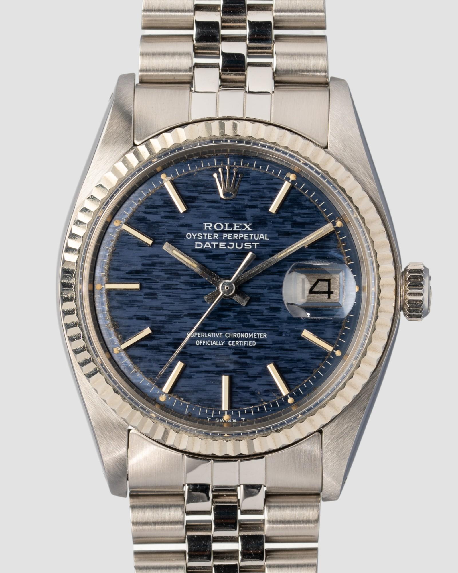 Rolex Datejust Ref. 1601, quadrante blu a mosaico, acciaio e oro bianco 18k, serie completa, 1977 (serie 5.1M, JDM)

Tra i Datejust d'epoca, pochi quadranti catturano l'immaginazione dei collezionisti come il Mosaic Blue. Prodotto in numero limitato