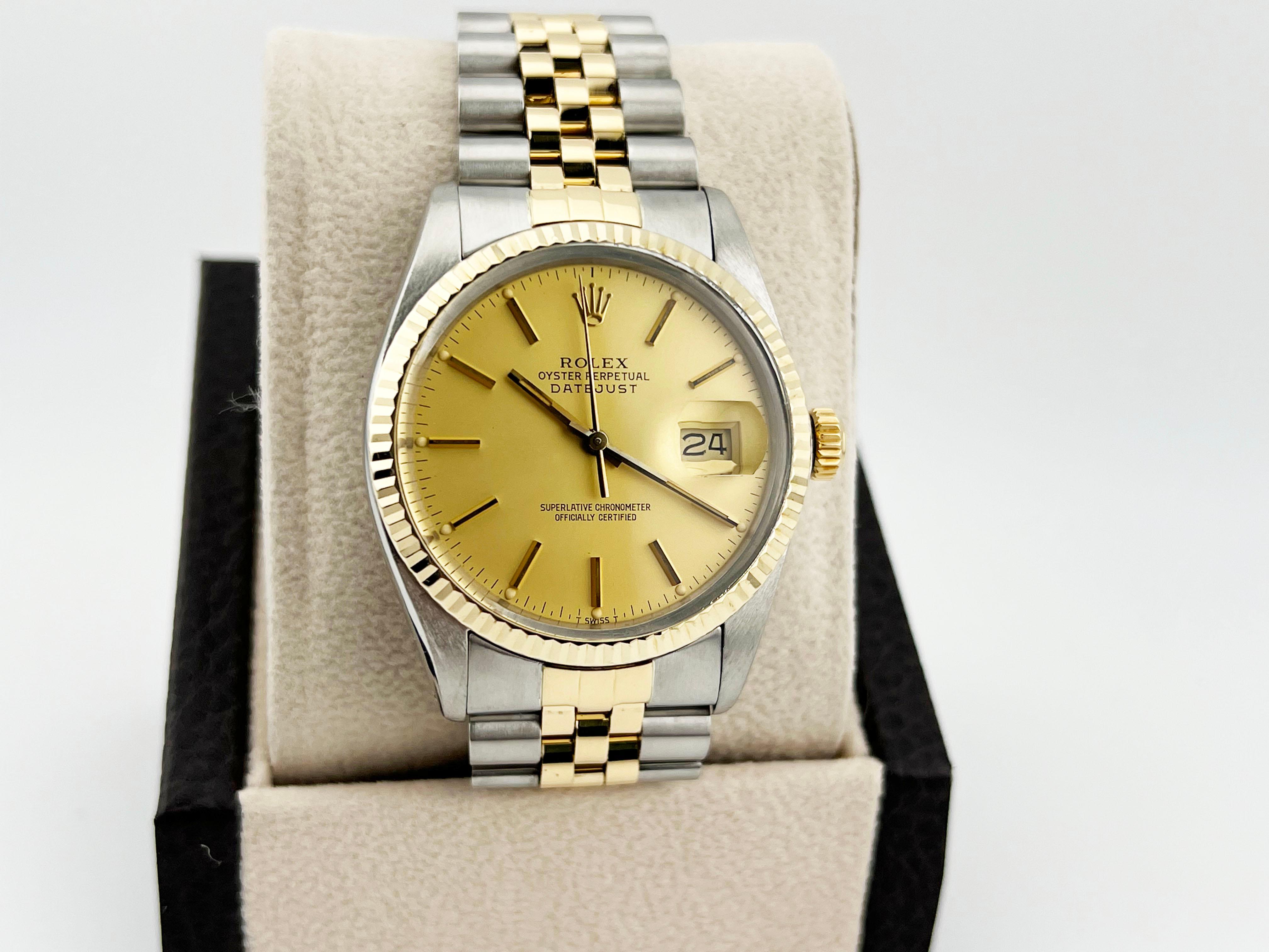 
Stil Nummer: 16013

Seriennummer: 7363***

Jahr: 1982

Modell: Rolex Datejust 

MATERIAL des Gehäuses: Rostfreier Stahl 

Band: 18K Gelbgold & Edelstahl Jubilee

Lünette: 18K Gelbgold geriffelte Lünette

Zifferblatt: Champagner 

Gesicht: Acryl