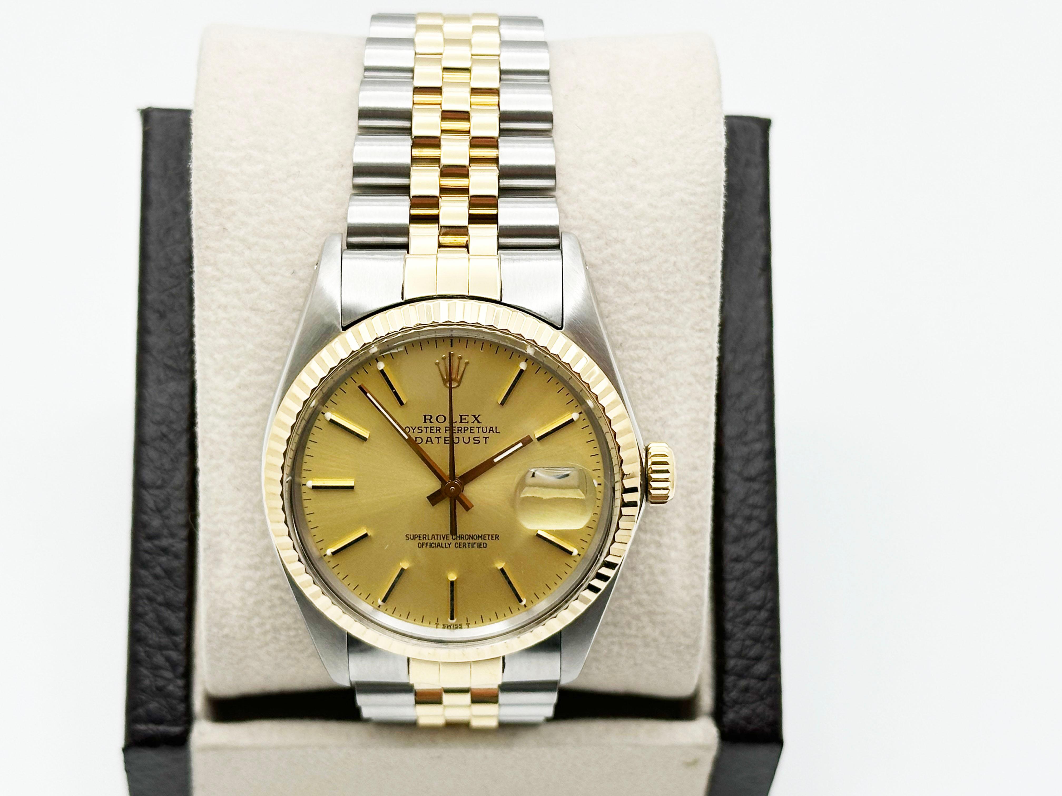 Número de estilo: 16013


De serie: 9171***


Año: 1986

 
Model No: Rolex Datejust 
 

Material de la caja: Acero inoxidable 

 
Pulsera: Oro amarillo de 18 quilates y acero inoxidable 
  

Bisel: Bisel estriado de oro amarillo de 18 quilates

 
