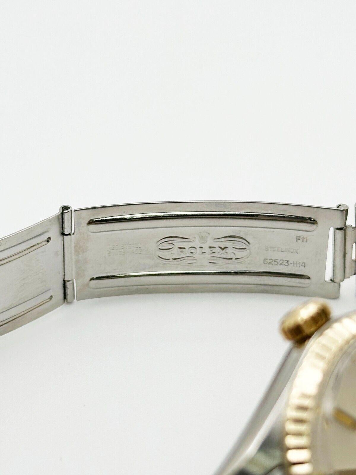 Stil Nummer: 16013



Seriennummer: 6665***



Jahr: 1981

 

Modell: Datejust

 

MATERIAL des Gehäuses: Rostfreier Stahl

 

Band: 14K Gelbgold & Edelstahl

 

Lünette: 14K Gelbgold

 

Zifferblatt: Silber

 

Gesicht: Acryl

 

Gehäusegröße: