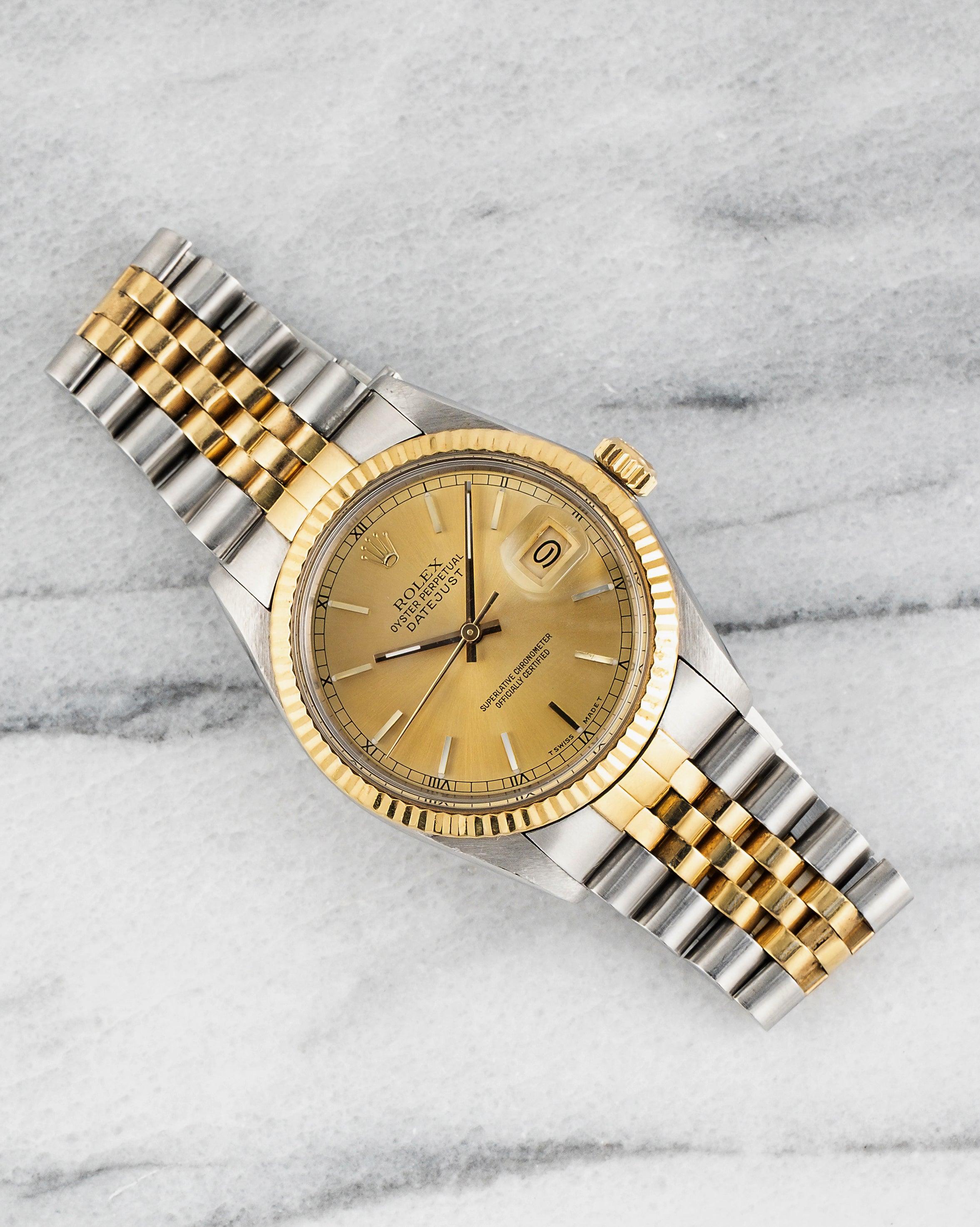 Hier ist ein Vintage Rolex Datejust Referenz 16013 automatische zweifarbig mit einem Champagner-Zifferblatt auf einem Jubiläumsarmband aus den 80er Jahren. Hält die Zeit gut ein und ist voll funktionsfähig. Die Maße umfassen ein 36-mm-Oyster-Gehäuse