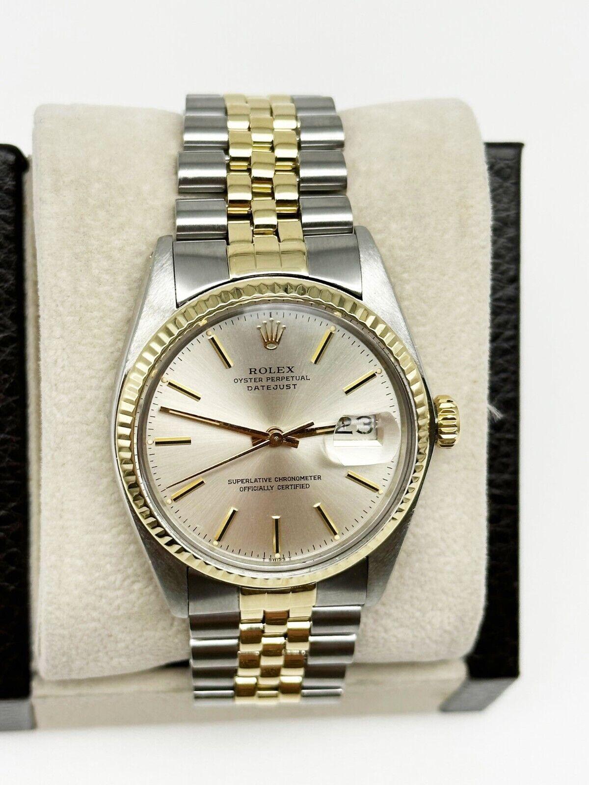 Stilnummer: 16013

 

Seriennummer: 5975***


Jahr: 1979

 

Modell: Rolex Datejust

 

MATERIAL des Gehäuses: Rostfreier Stahl

 

Band: 14K Gelbgold und Edelstahl

 

Lünette: 14K Gelbgold 

 

Zifferblatt: Silber

 

Gesicht: Acryl

