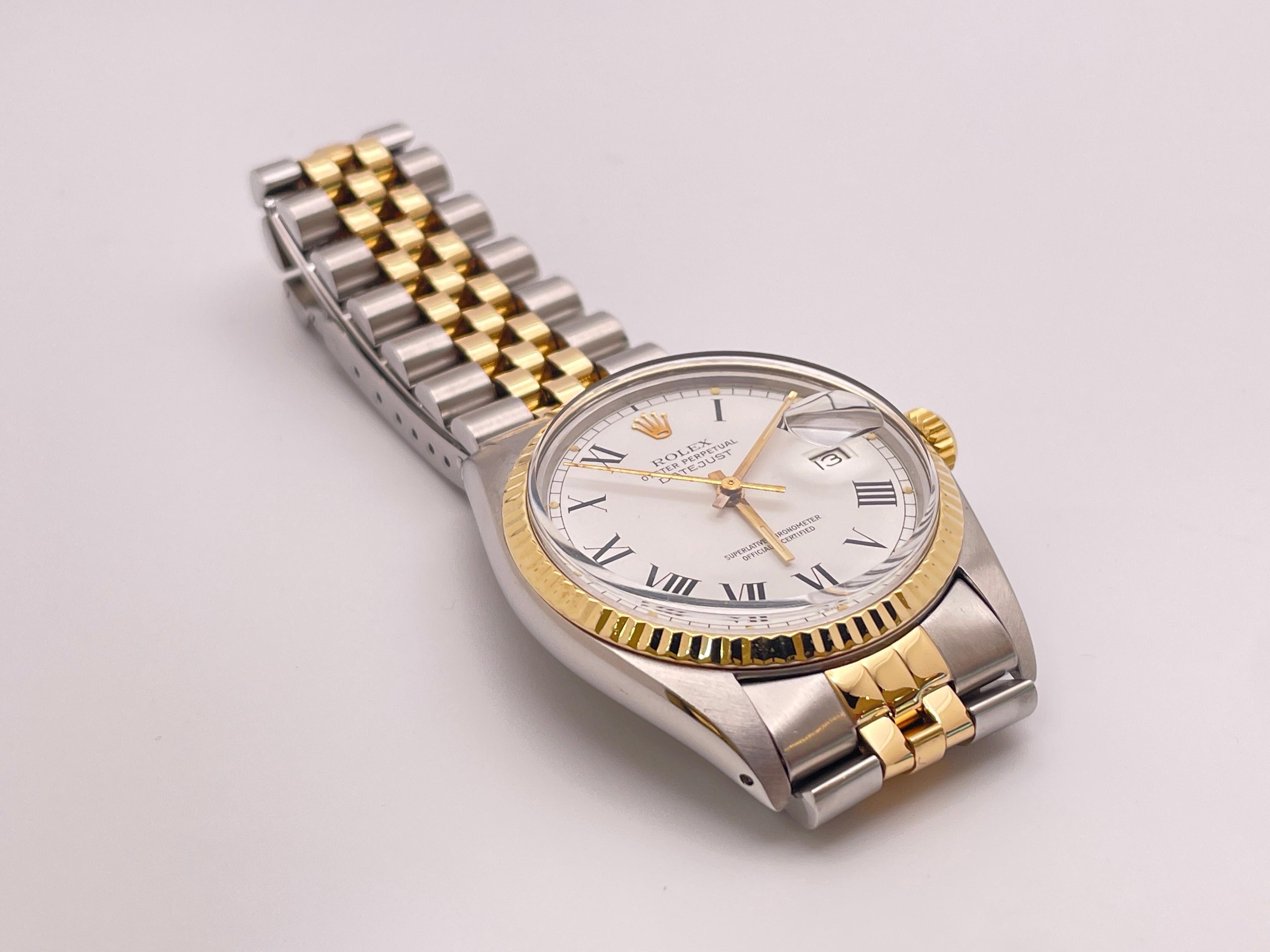Eine originale Rolex Datejust 16013 zweifarbige Herrenuhr. Mit weißem Buckley-Zifferblatt, Zeigern aus 18-karätigem Gelbgold und Roma-Ziffern als Indexen. Minutenmarkierungen auf dem äußeren Zifferblatt. Datumsfenster auf der 3-Uhr-Position.