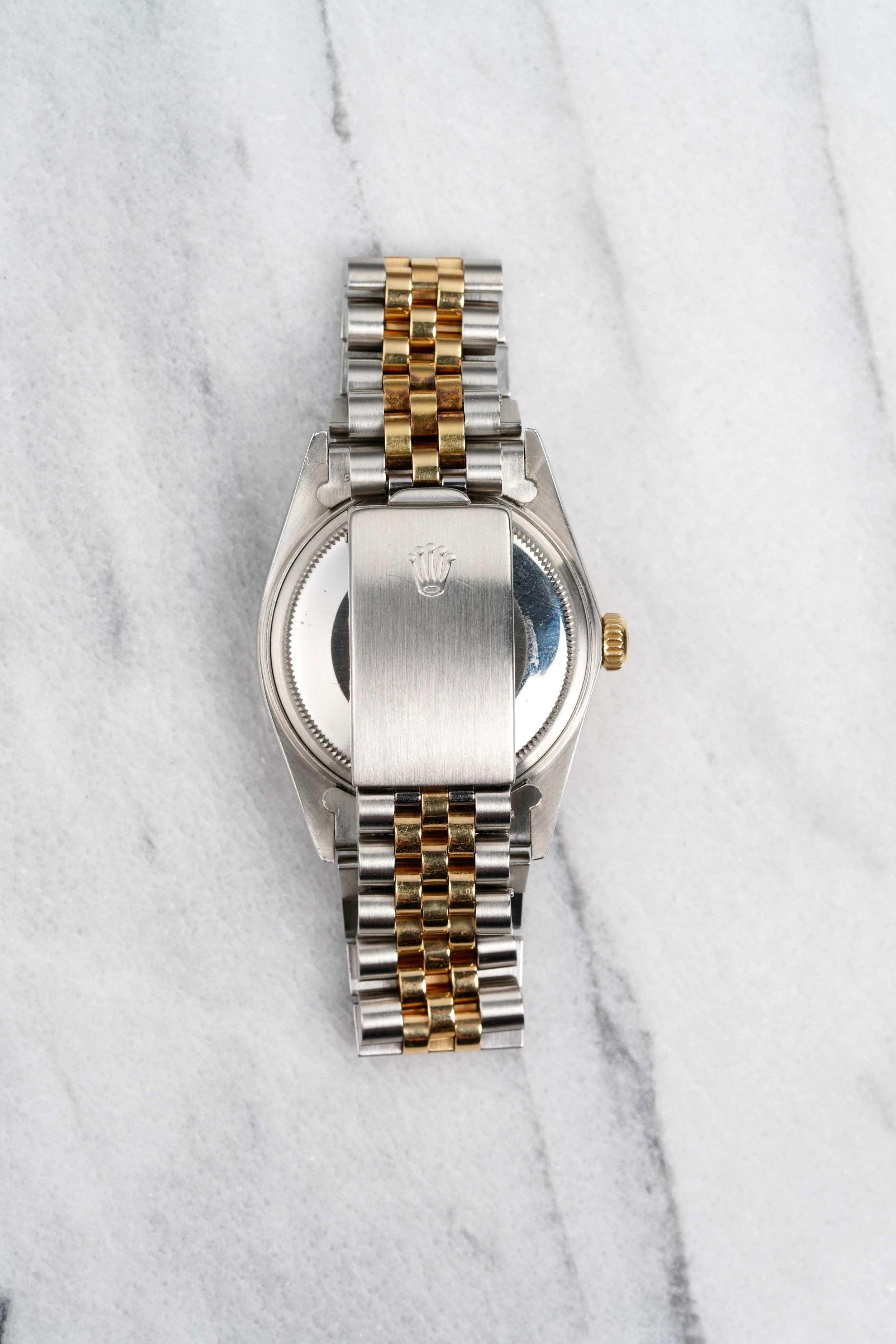 Voici une Rolex Datejust référence 16013 automatique deux tons avec un cadran à chiffres romains blancs sur un bracelet jubilé des années 80. L'heure est très précise et l'appareil est entièrement fonctionnel. Les mesures comprennent un boîtier en