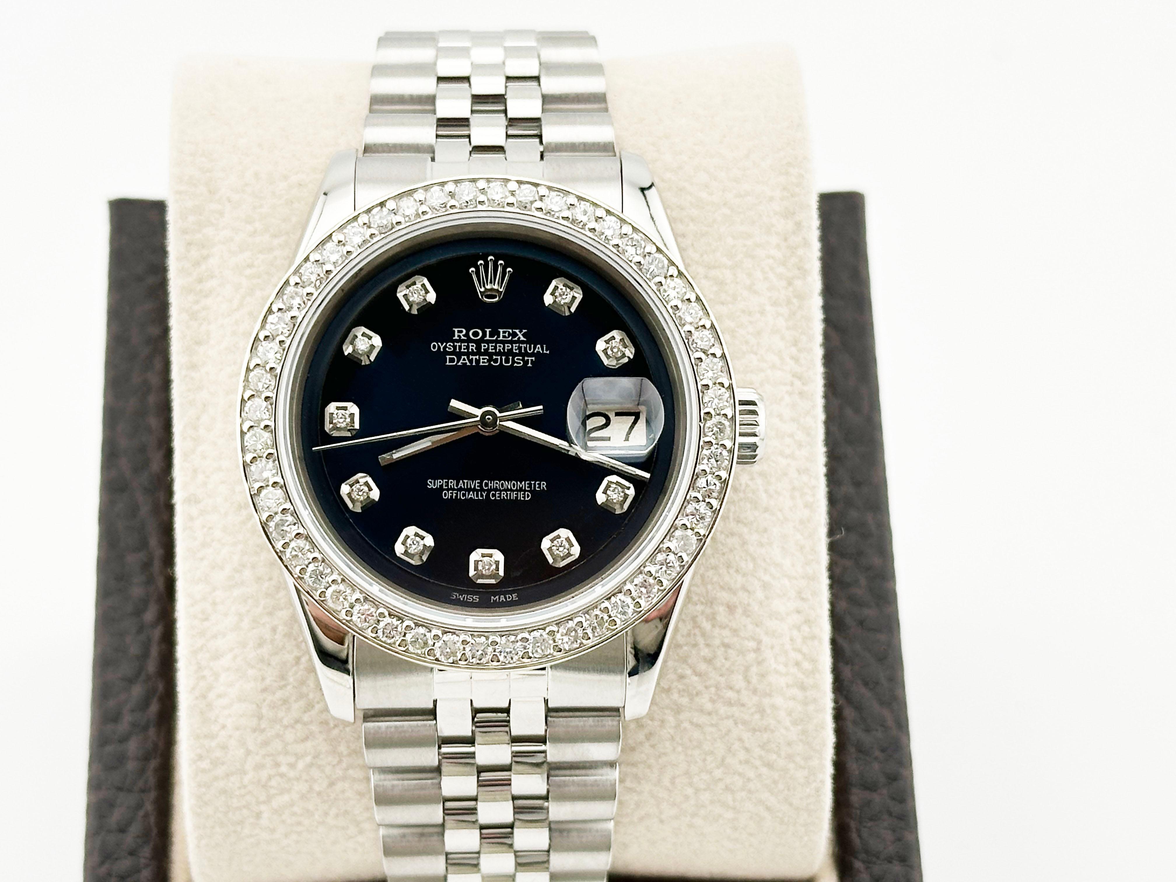 Stilnummer: 1603

Seriennummer: 5176***

Jahr: 1978

Modell: Rolex Datejust

MATERIAL des Gehäuses: Rostfreier Stahl

Band: Rostfreier Stahl

Lünette: Kundenspezifische Diamantlünette 

Zifferblatt: Custom Blue Diamond Zifferblatt 

Gesicht: