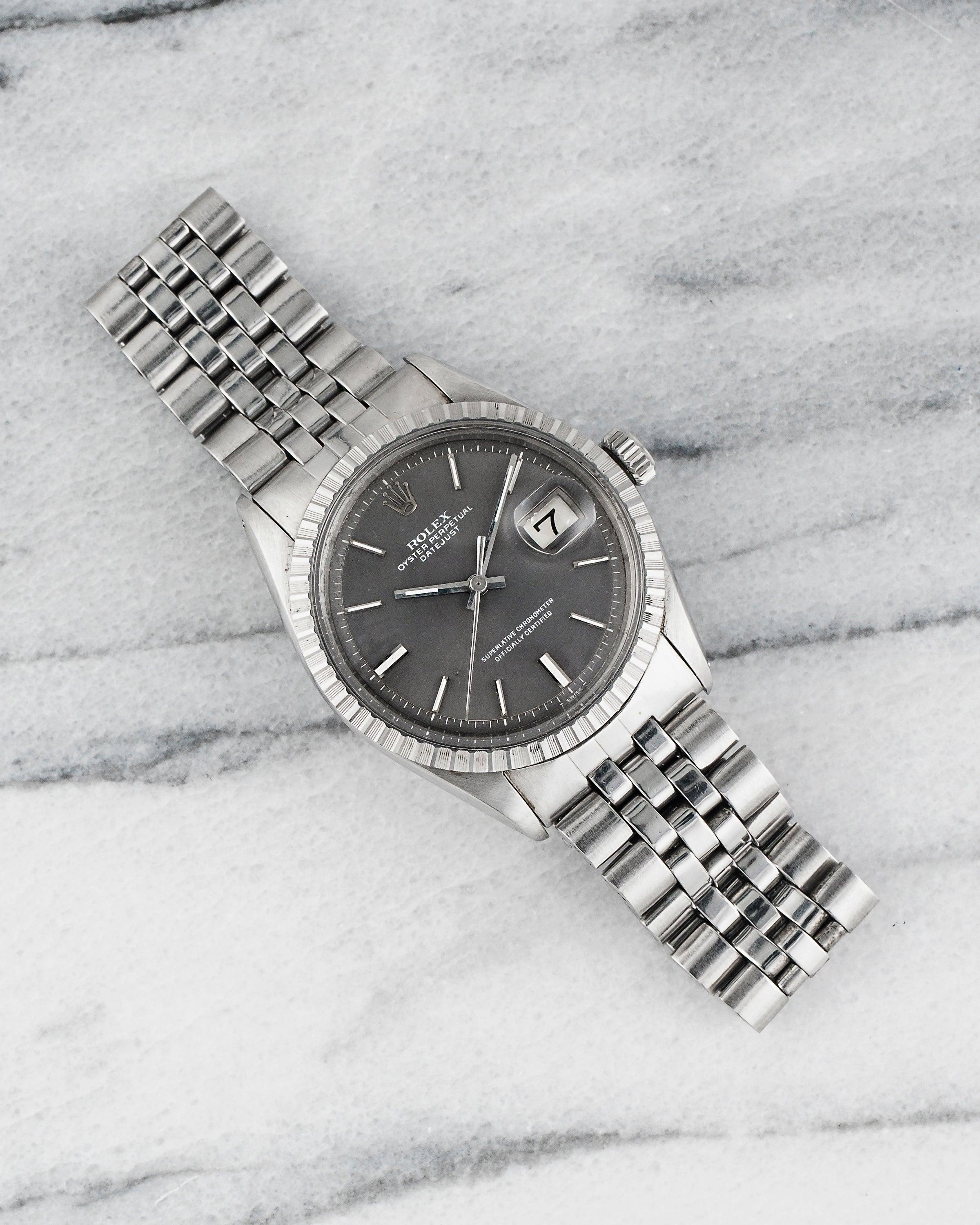 Voici une Rolex Datejust référence 1603 automatique en acier avec un cadran gris sur un bracelet jubilé des années 1970. L'heure est très précise et l'appareil est entièrement fonctionnel. Les mesures comprennent un boîtier en huître de 36 mm et une