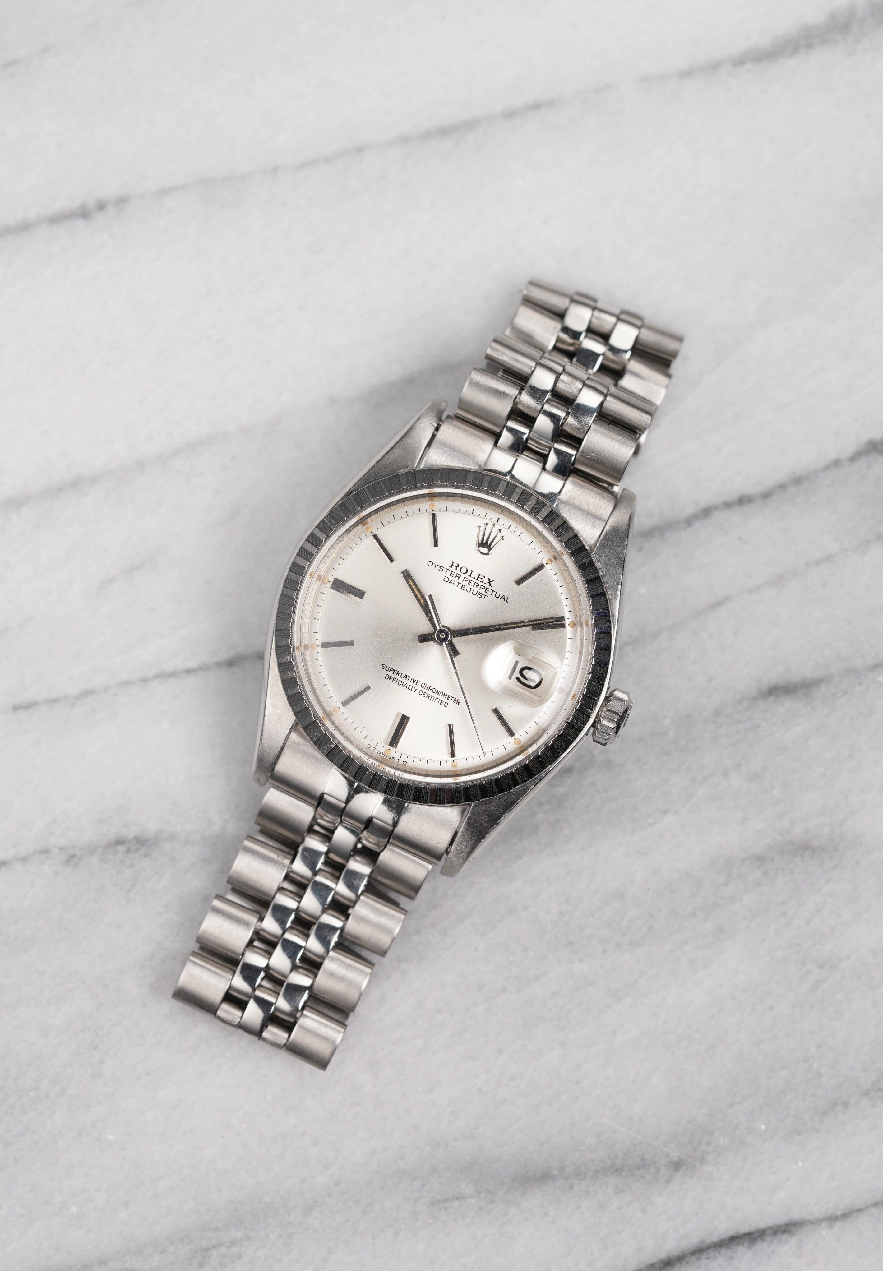Aquí tienes un Rolex Datejust vintage referencia 1603 automático con una limpia esfera sigma plateada y brazalete jubilee de los años 70. Mantiene la hora y es totalmente funcional. Las medidas incluyen una caja Oyster de 36 mm y una anchura de
