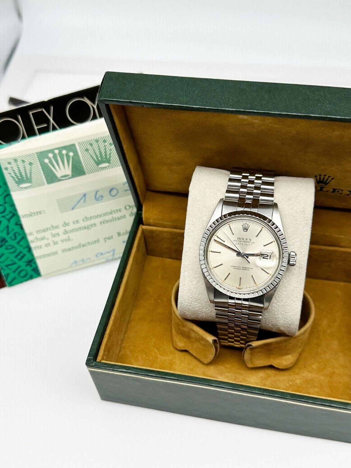 Stilnummer: 16030

 

Seriennummer: 6602***


Jahr: 1981

 

Modell: Datejust

 

MATERIAL des Gehäuses: Rostfreier Stahl

 

Band: Rostfreier Stahl

 

Lünette: Edelstahl

 

Zifferblatt: Silber

 

Gesicht: Acryl

 

Gehäusegröße: 36mm

