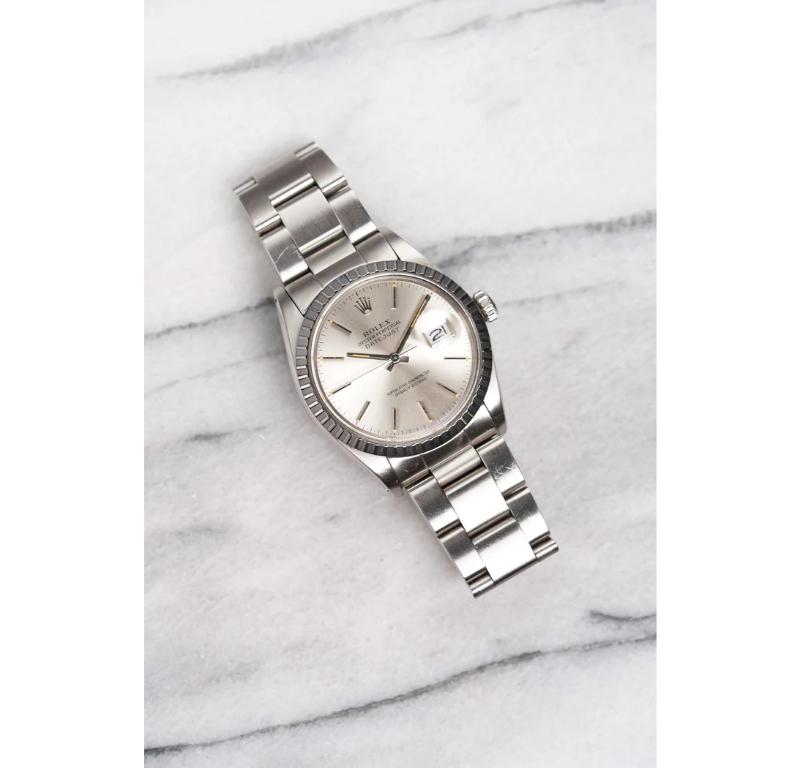 Aquí tienes un Rolex Datejust vintage de referencia 16030 automático con esfera plateada soleada y brazalete jubilee de los años 80. Mantiene la hora y es totalmente funcional. Las medidas incluyen una caja Oyster de 36 mm y una anchura de orejetas