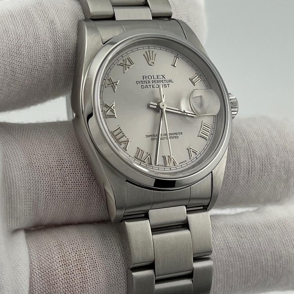 Stilnummer: 16200



Seriennummer: K97****



Jahr: 2002

 

Modell: Rolex Datejust 

 

MATERIAL des Gehäuses: Rostfreier Stahl 

 

Band: Rostfreier Stahl 

  

Lünette: Edelstahl 

  

Zifferblatt: Silbernes Zifferblatt mit römischen Ziffern

