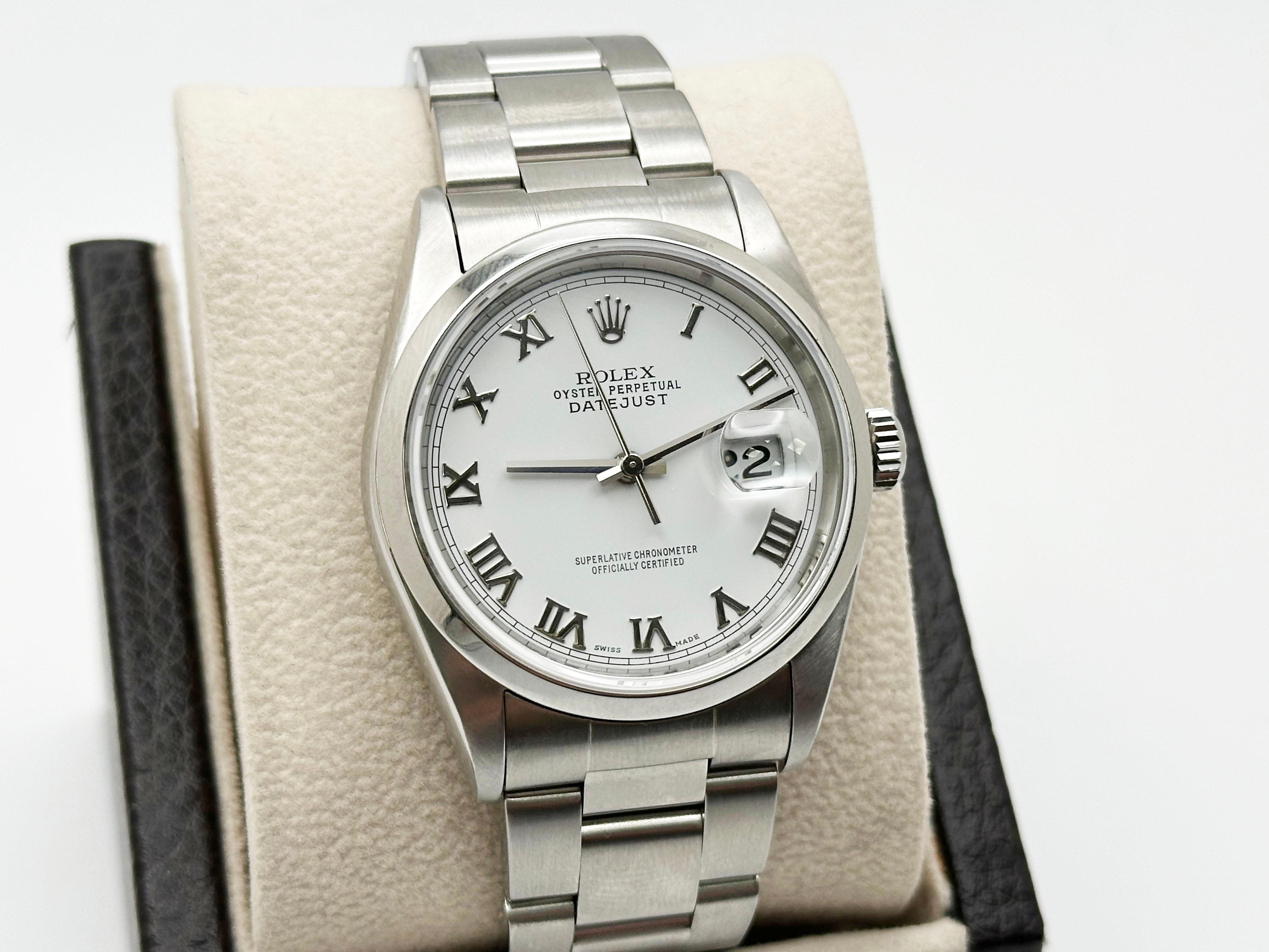Stilnummer: 16200

Seriennummer: Y762***

Jahr: 2002
 
Modell: Rolex Datejust 
 
MATERIAL des Gehäuses: Rostfreier Stahl 
 
Band:  Rostfreier Stahl 
  
Lünette: Edelstahl  
  
Zifferblatt: Weißes römisches Zifferblatt 
 
Gesicht: Saphirglas 

