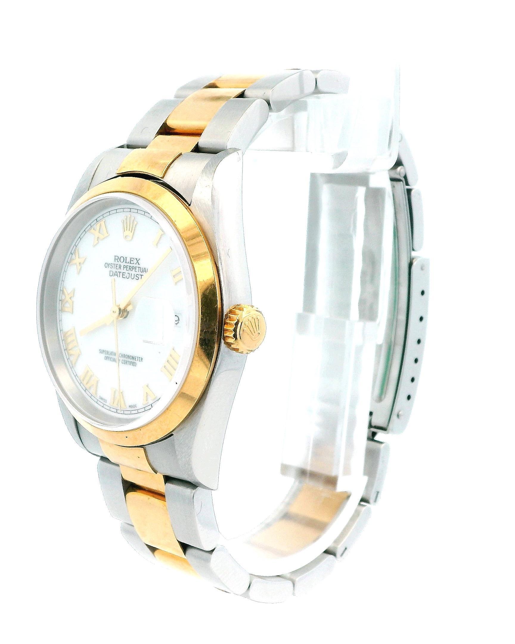 La Rolex Datejust référence 16203, produite en 2000, est un modèle classique bicolore à cinq chiffres qui convient à un poignet de 7,25 pouces. Il est doté de cosses brossées et de maillons de fin moins solides. Contrairement à d'autres variantes