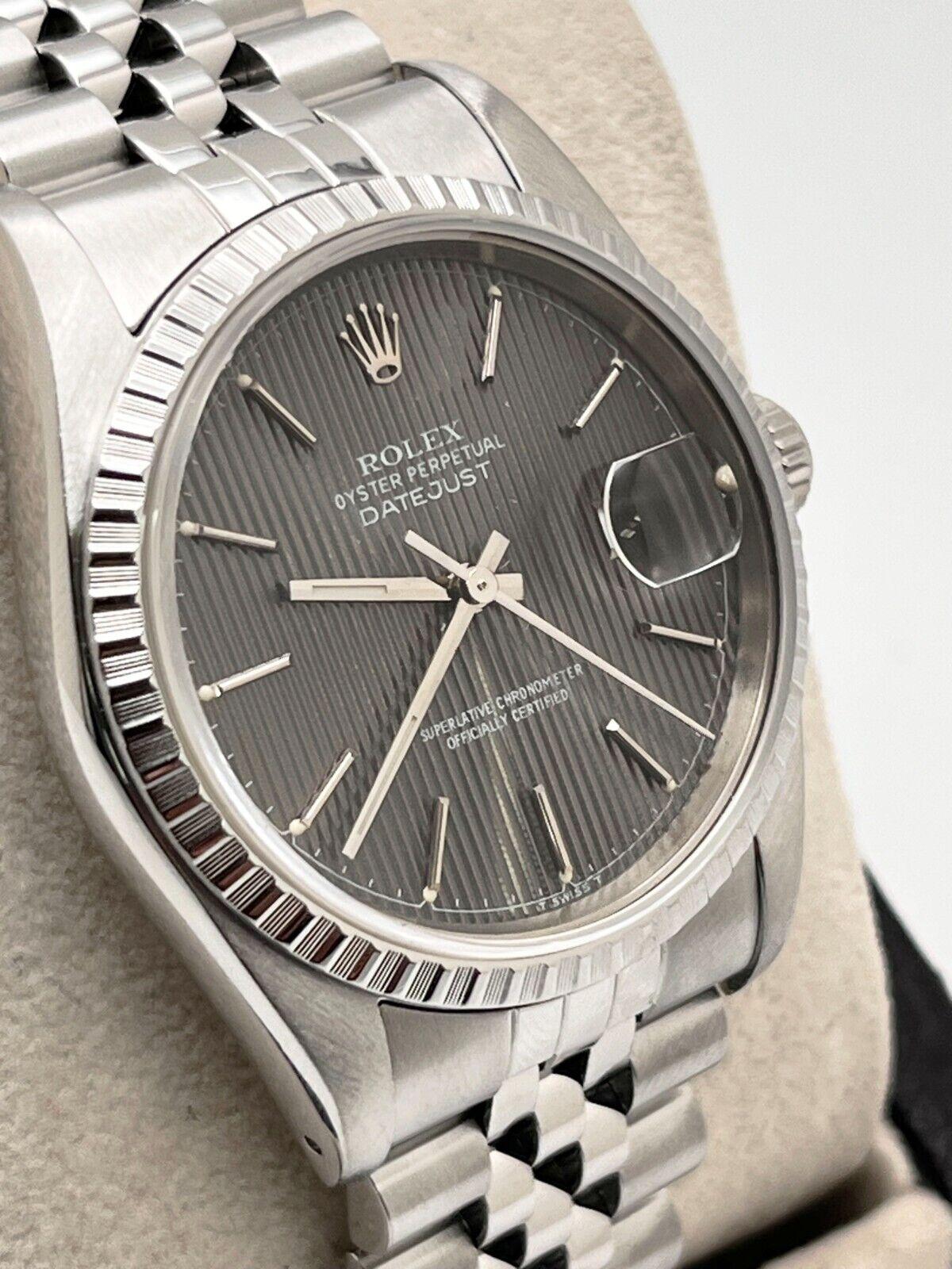 Stilnummer: 16220



Seriennummer: R933***



Jahr: 1987

 

Modell: Rolex Datejust

 

MATERIAL des Gehäuses: Rostfreier Stahl

 

Band: Rostfreier Stahl

  

Lünette: Edelstahl

  

Zifferblatt: Graues Wandteppich-Zifferblatt 

 

Gesicht: