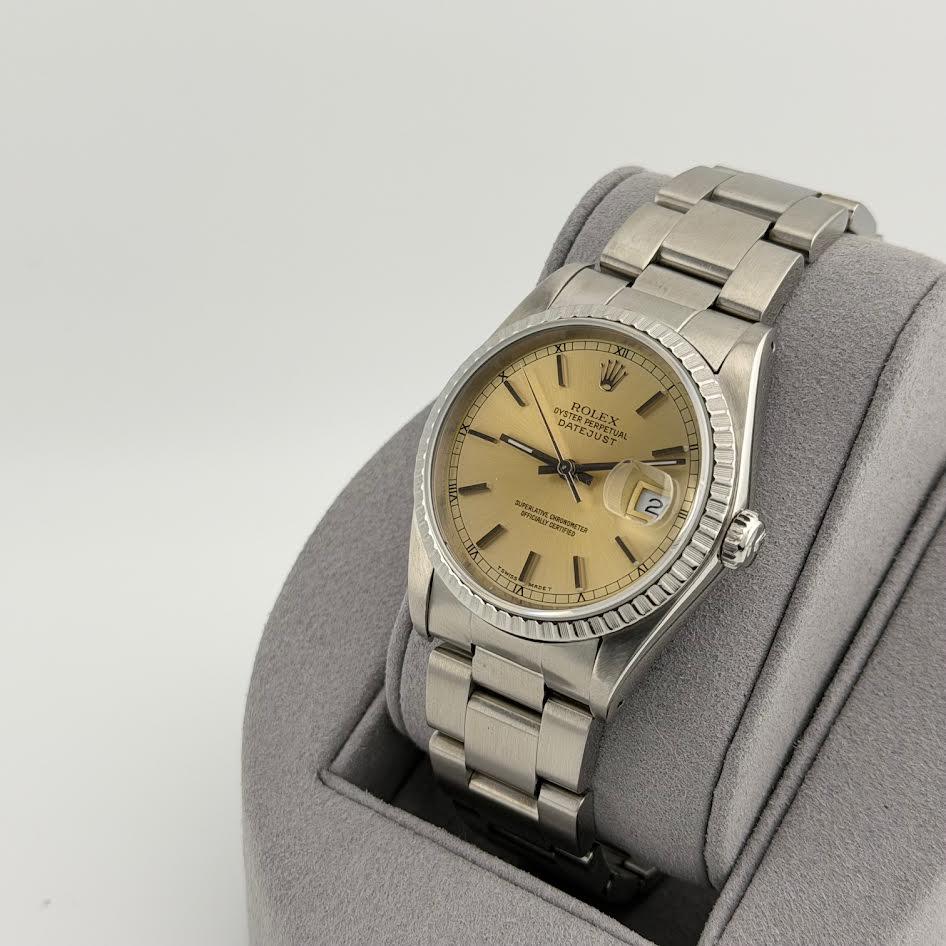 Stilnummer: 16220



Seriennummer: L49****



Jahr: 1989

 

Modell: Rolex Datejust

 

MATERIAL des Gehäuses: Rostfreier Stahl 

 

Band: Rostfreier Stahl

  

Lünette: Edelstahl

  

Zifferblatt: Silbernes tropisches Zifferblatt

 

Kristall: