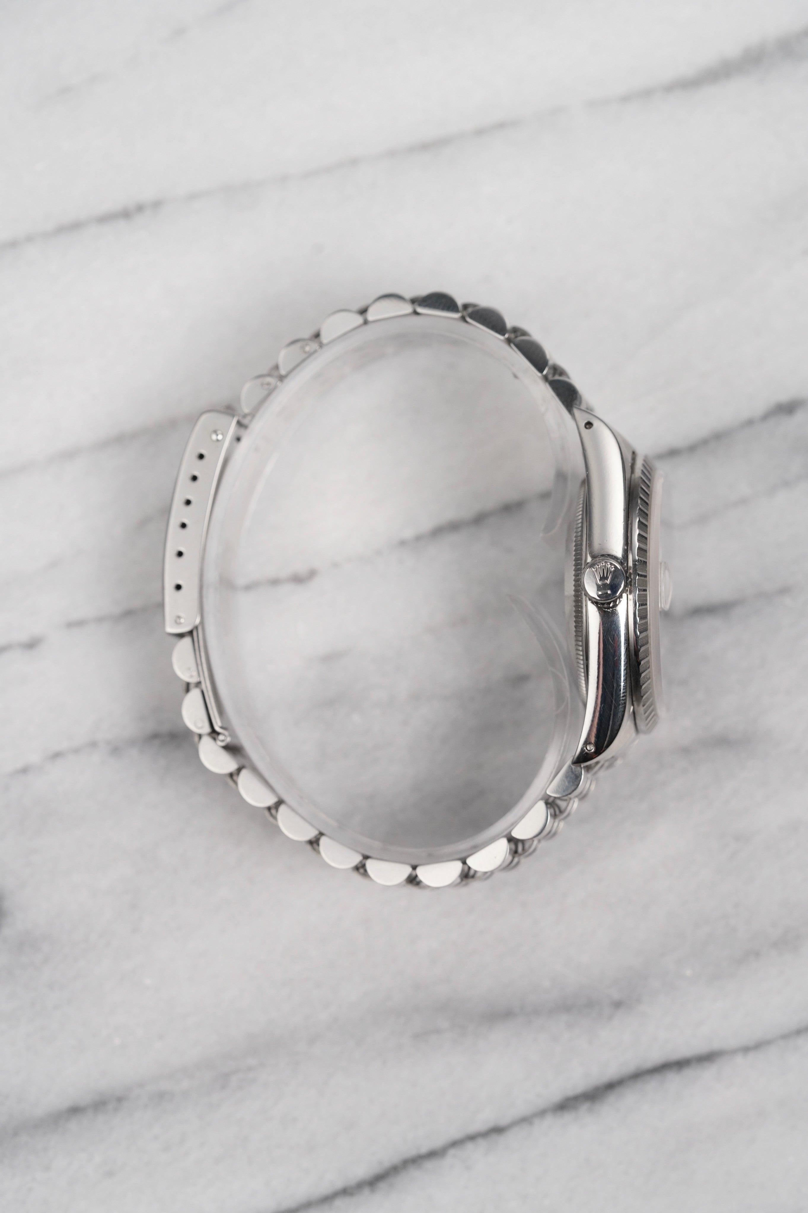 Aquí tienes un Rolex Datejust vintage con referencia 16220 automático con esfera gris y brazalete Oyster de alrededor de los años 90. Mantiene la hora y es totalmente funcional. Las medidas incluyen una caja Oyster de 36 mm y una anchura de orejetas