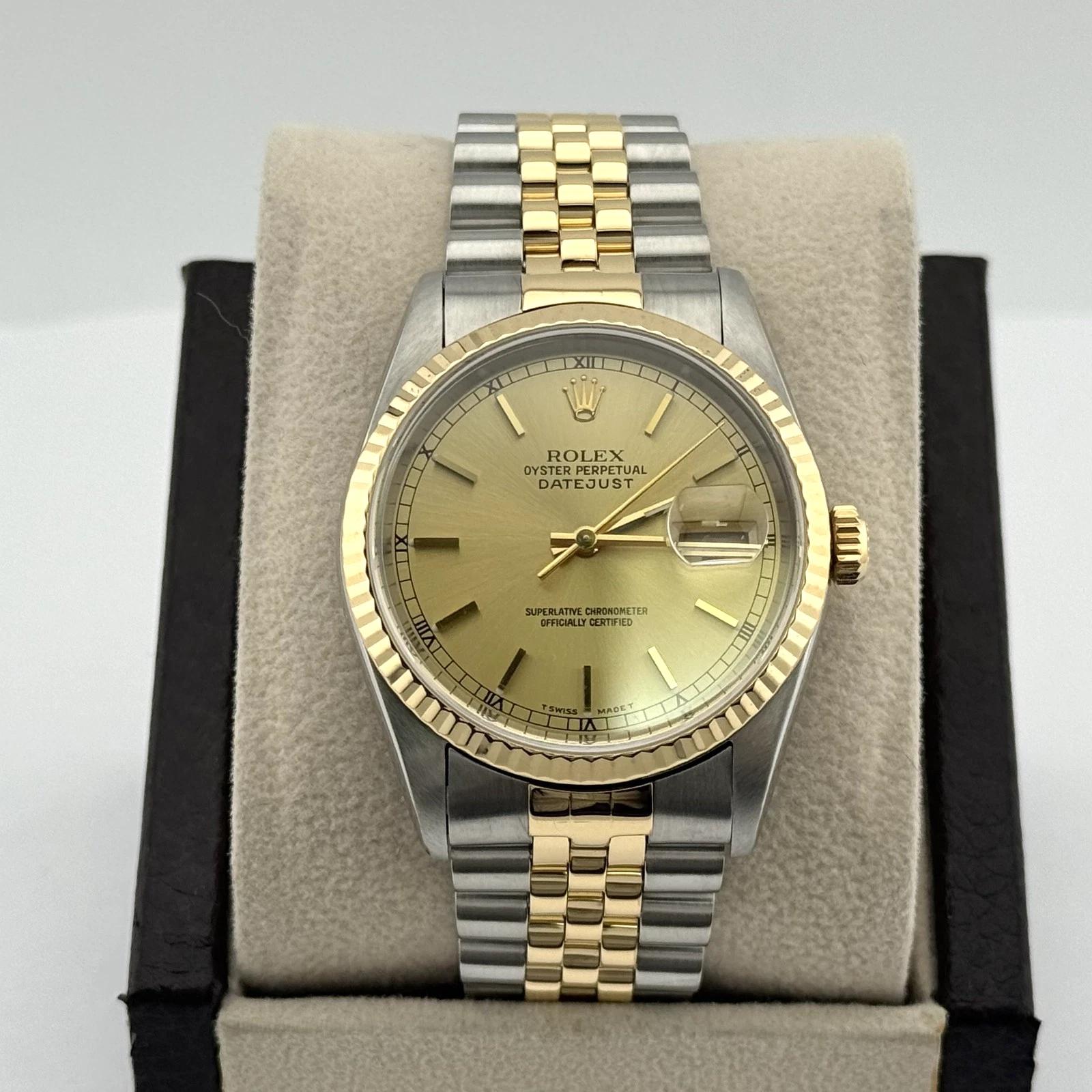 Numero di stile: 16233



Seriale: U78****



Anno: 1997

 

Model: Rolex Datejust

 

Materiale della cassa: Acciaio inossidabile

 

Fascia: oro giallo 18 carati e acciaio inossidabile

  

Lunetta: scanalata in oro giallo 18 carati

 