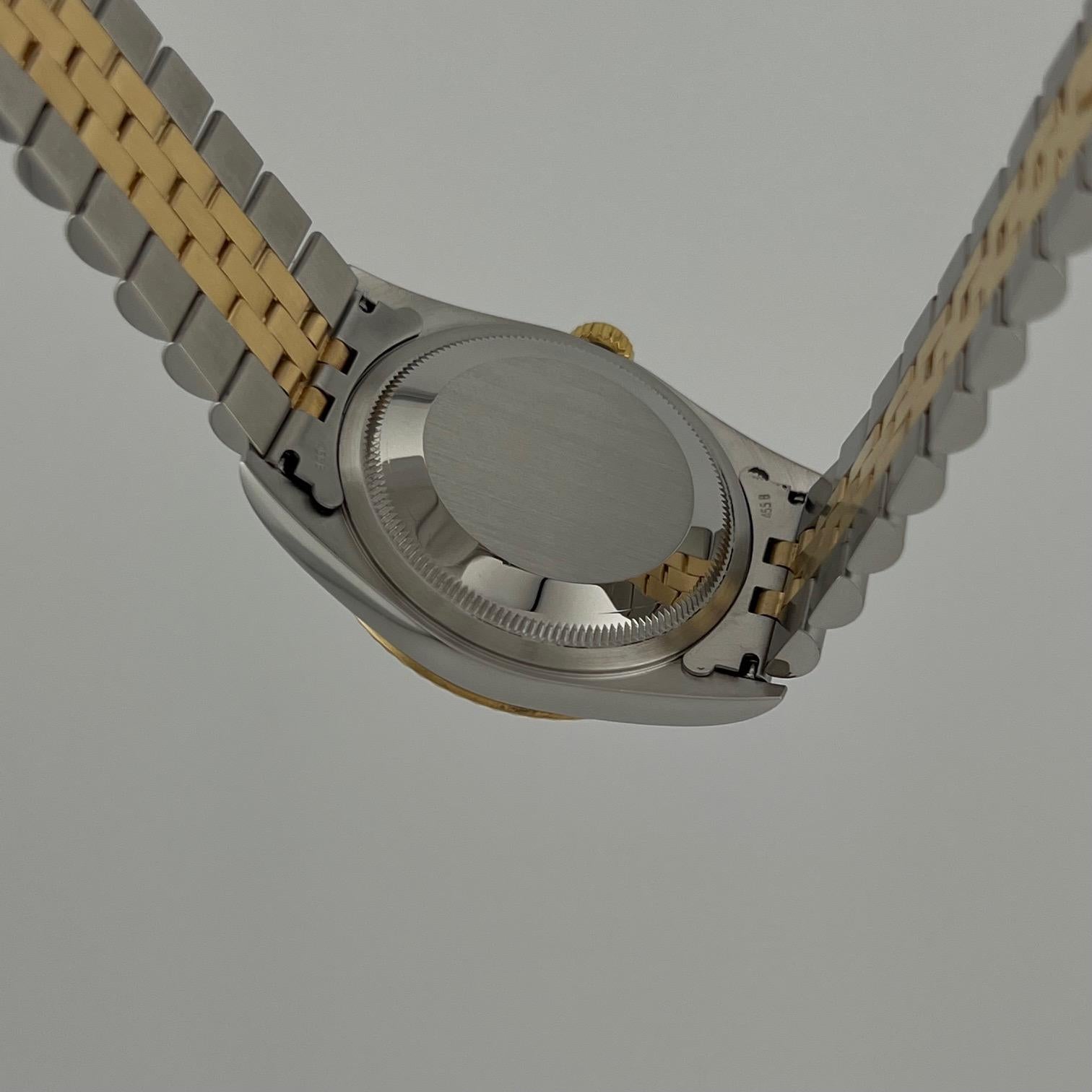 Stil Nummer: 16233

Seriennummer: P25****

Jahr: 2000
 
Modell: Rolex Datejust
 
MATERIAL des Gehäuses: Rostfreier Stahl 
 
Band: 18k Gelbgold & Edelstahl Jubilee
  
Lünette: 18k Gelbgold geriffelt 
  
Zifferblatt: Champagne Tapestry 
 
Kristall: