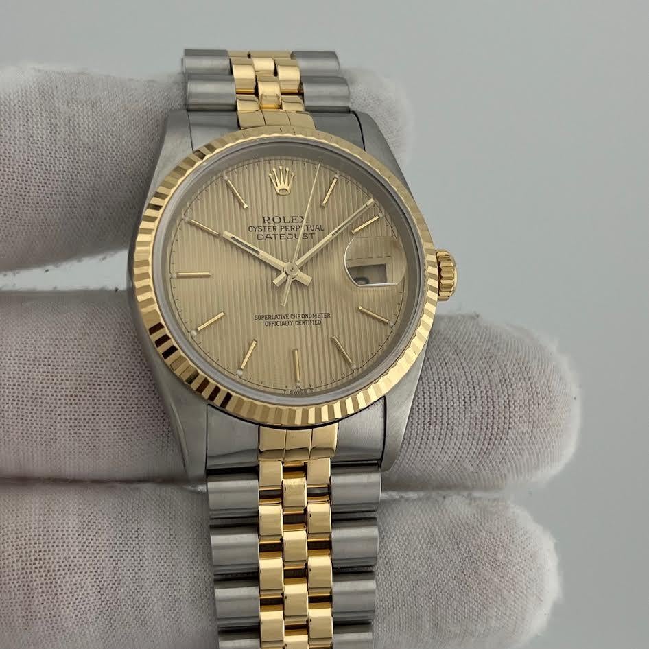 Numero di stile: 16233



Seriale: E66****



Anno: 1990

 

Model: Rolex Datejust 

 

Materiale della cassa: Acciaio inossidabile 

 

Fascia: Giubileo in oro giallo 18k e acciaio inossidabile



Lunetta: scanalata in oro giallo 18k

 