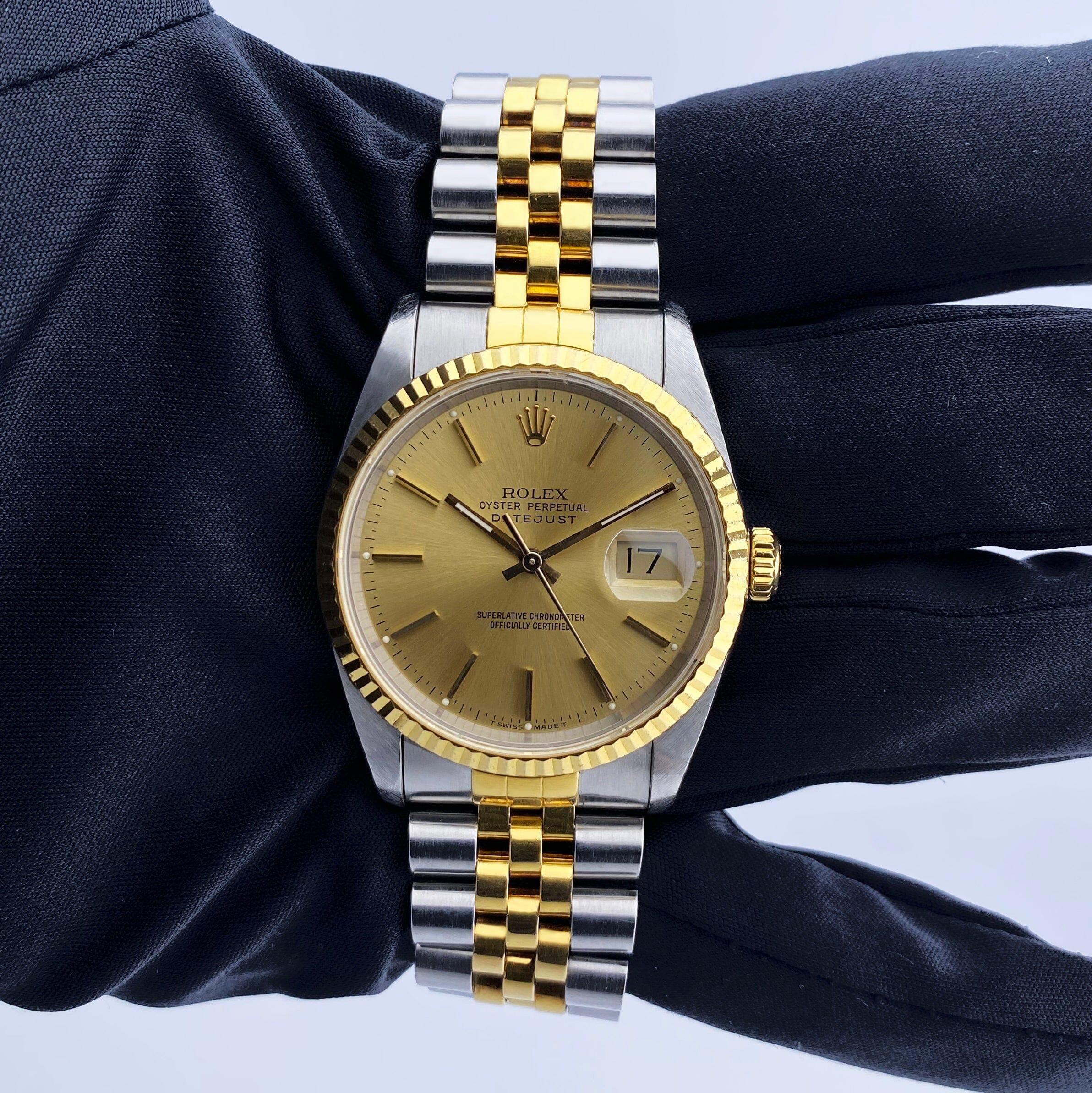 Rolex Datejust 16233 Orologio da Uomo. Cassa in Steele da 36 mm. Lunetta scanalata in oro giallo 18 carati. Quadrante champagne con lancette e indici in oro. Indici dei minuti sul quadrante esterno. Datario a ore 3. Bracciale Jubilee in acciaio e