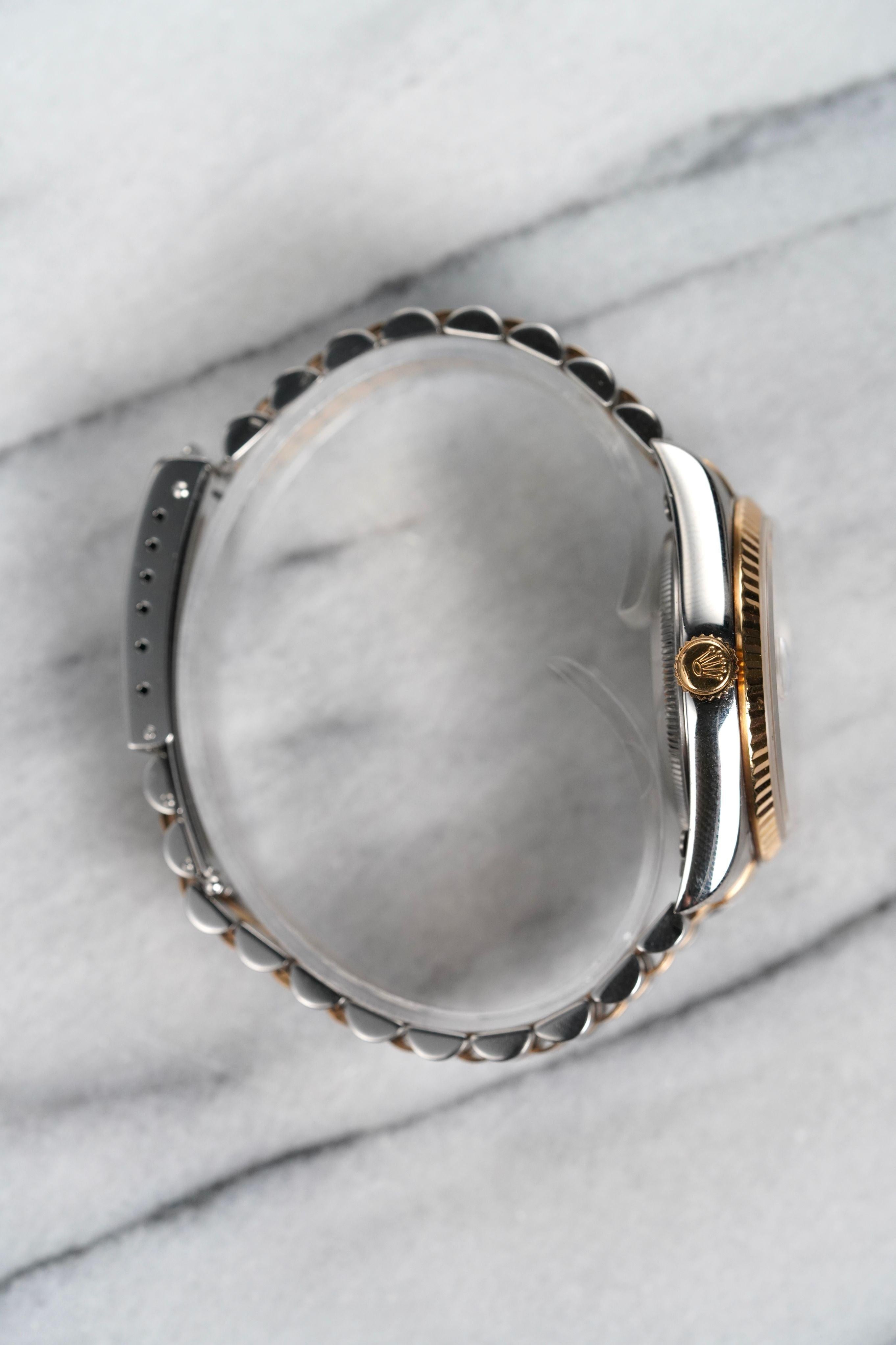Hier ist ein Vintage Rolex Datejust Referenz 16233 automatische zweifarbig mit einem Champagner Sunburst Zifferblatt aus den frühen 90er Jahren. Hält die Zeit gut ein und ist voll funktionsfähig. Die Maße umfassen ein 36-mm-Oyster-Gehäuse und 20 mm
