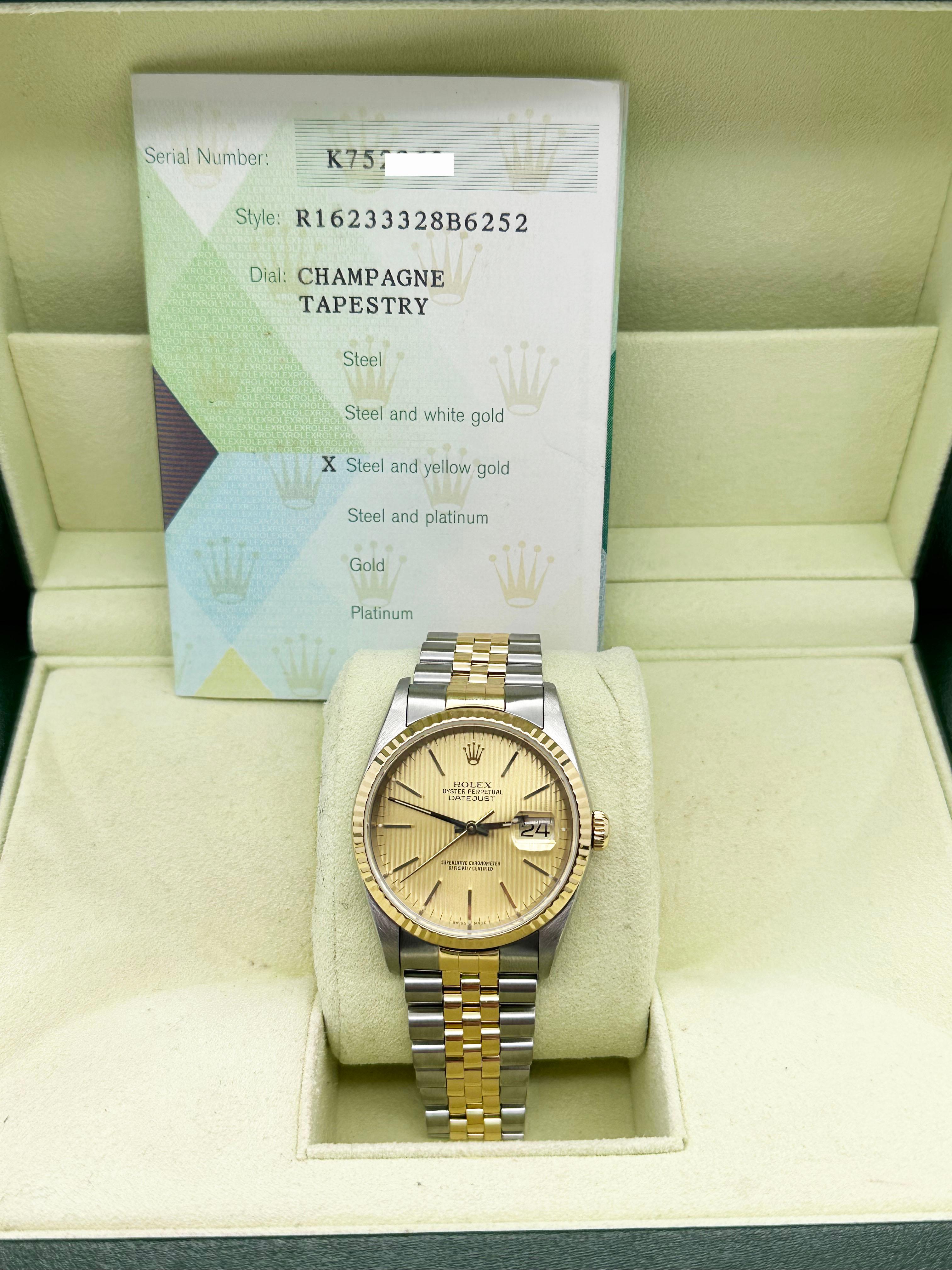 Stil Nummer: 16233



Seriennummer: K752***



Jahr: 2002

 

Modell: Datejust 

 

MATERIAL des Gehäuses: Rostfreier Stahl

 

Band: 18K Gelbgold & Edelstahl 

 

Lünette: 18K Gelbgold 

 

Zifferblatt: Champagner Wandteppich Zifferblatt 


