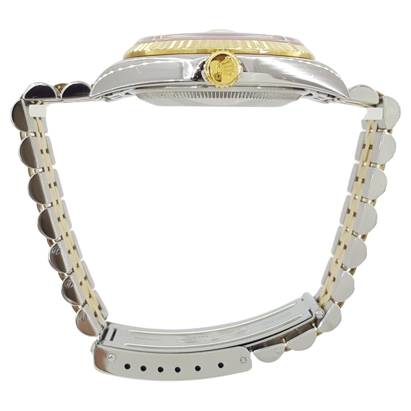 Il s'agit d'une authentique Rolex DateJust 16233 en acier inoxydable et or jaune 18 carats, d'un diamètre de 36 mm avec un cadran en diamants, fabriquée en 2001.

Elle est dotée d'une couronne vissée, d'une lunette cannelée en or jaune 18 carats et