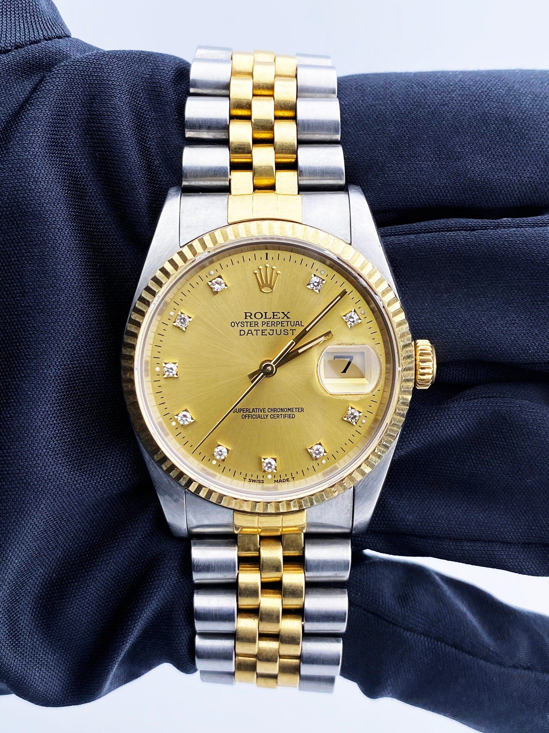 Rolex Datejust 16233 Herrenuhr. 36-mm-Edelstahlgehäuse. 18K Gelbgold geriffelte Lünette. Champagnerfarbenes Zifferblatt mit goldenen Zeigern und originalen, diamantbesetzten Indexen. Minutenmarkierungen auf dem äußeren Zifferblatt. Datumsanzeige auf