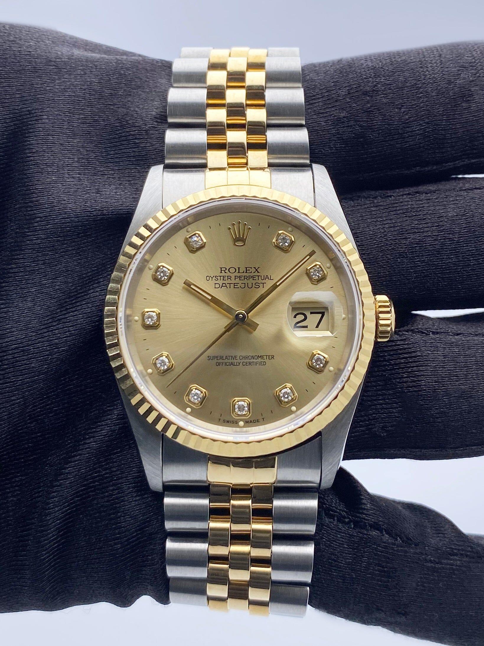 Rolex Datejust 16233 Herrenuhr. 36-mm-Edelstahlgehäuse. 18K Gelbgold geriffelte Lünette. Champagnerfarbenes Zifferblatt mit goldenen Zeigern und werkseitig diamantbesetzten Stundenmarkierungen. Minutenmarkierungen auf dem äußeren Zifferblatt.