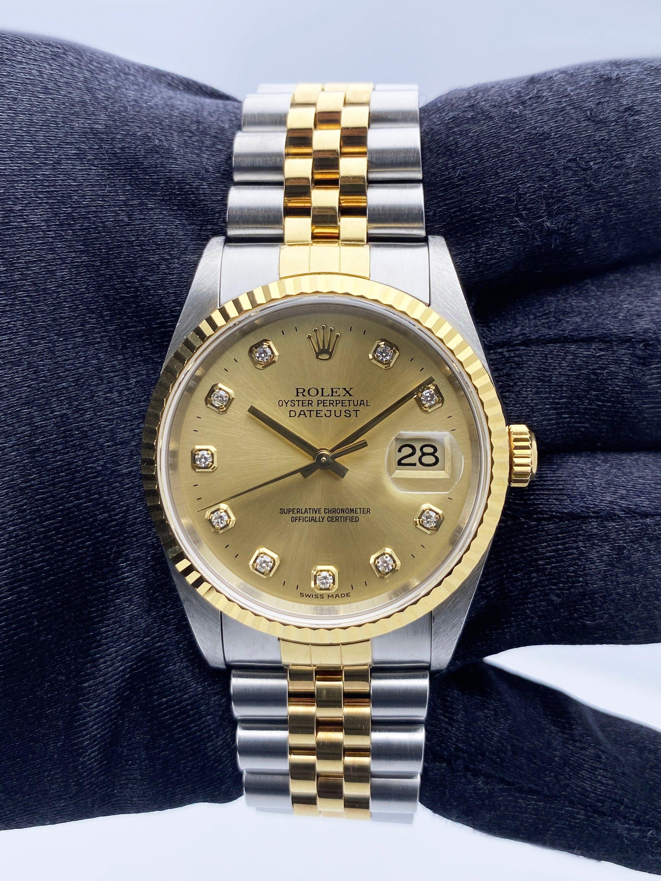 Reloj Rolex Datejust 16233 para caballero. Caja de acero inoxidable de 36 mm. Bisel estriado de oro amarillo de 18 quilates. Esfera de color champán con agujas doradas e índices engastados con diamantes originales de fábrica. Marcadores de minutos