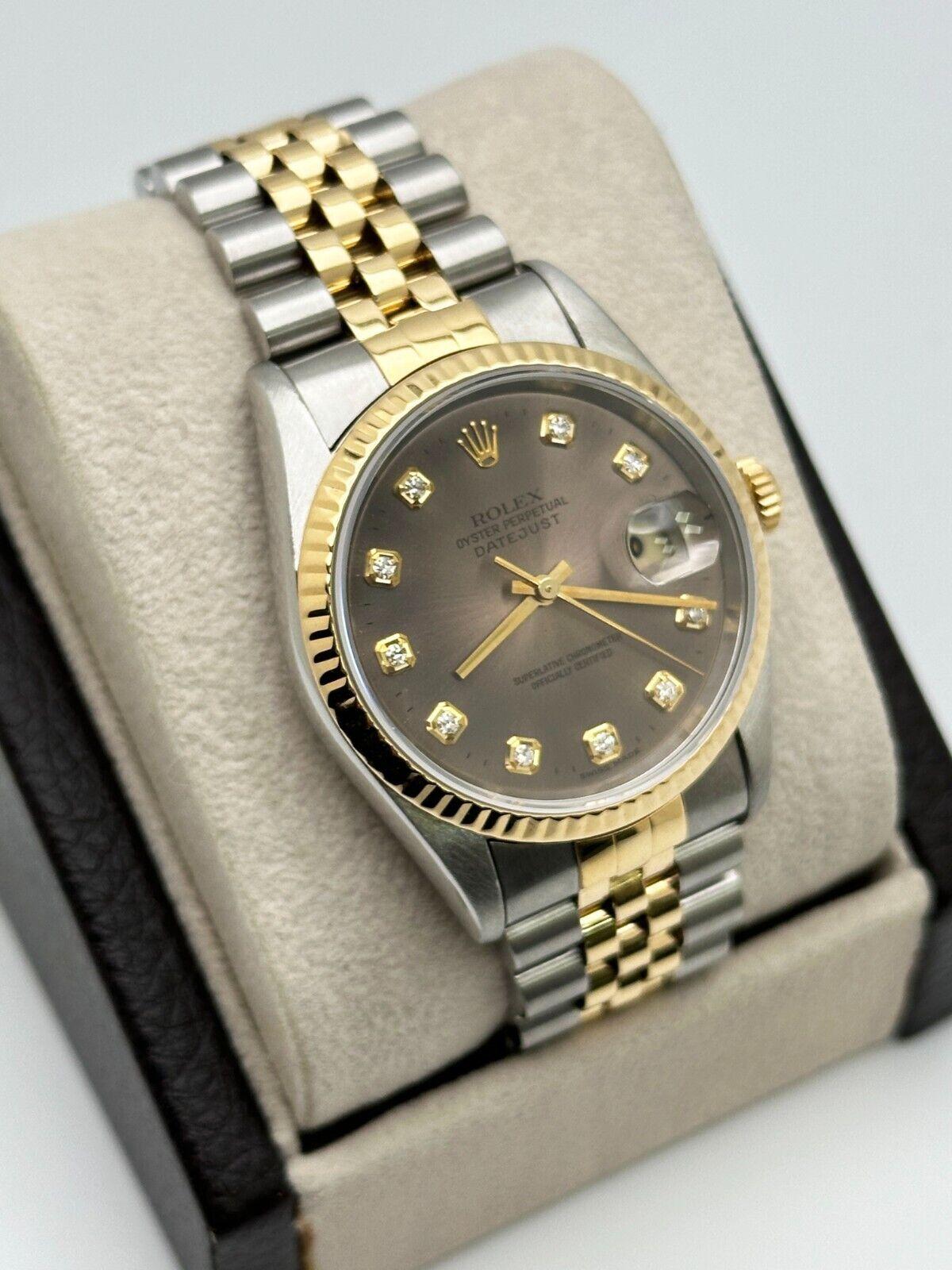 
Stil Nummer: 16233



Seriennummer: T295***



Jahr: 1995

 

Modell: Datejust

 

MATERIAL des Gehäuses: Rostfreier Stahl

 

Band: 18K Gelbgold & Edelstahl 

  

Lünette: 18K Gelbgold 

  

Zifferblatt: Factory Diamond Dial - Zifferblatt ist