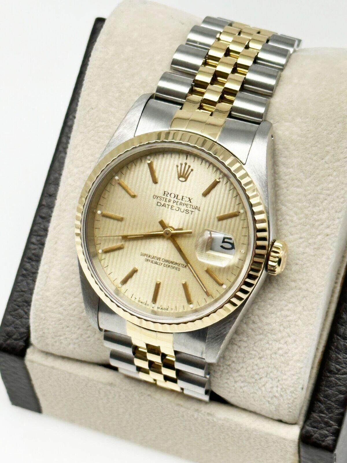 Stilnummer: 16233

 

Seriennummer: X375***


Jahr: 1991

 

Modell: Datejust

 

MATERIAL des Gehäuses: Rostfreier Stahl

 

Band: 18K Gelbgold und Edelstahl

 

Lünette: 18K Gelbgold

 

Zifferblatt: Wandteppich

 

Gesicht: Saphirglas

