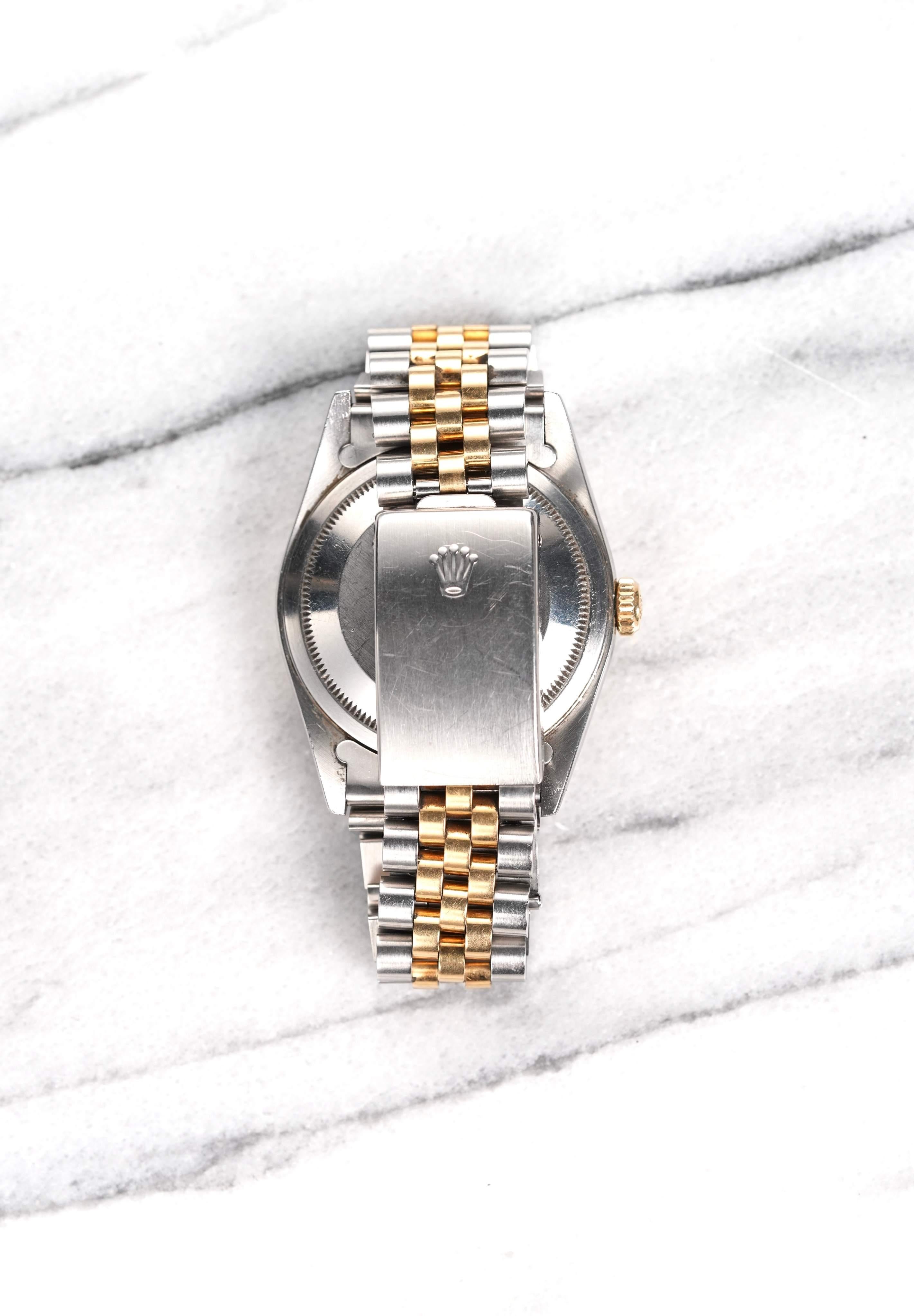 Voici une Rolex Datejust vintage référence 16233 avec un cadran noir datant du début des années 90. L'heure est très précise et l'appareil est entièrement fonctionnel. Les mesures comprennent un boîtier en huître de 36 mm et une largeur aux cornes