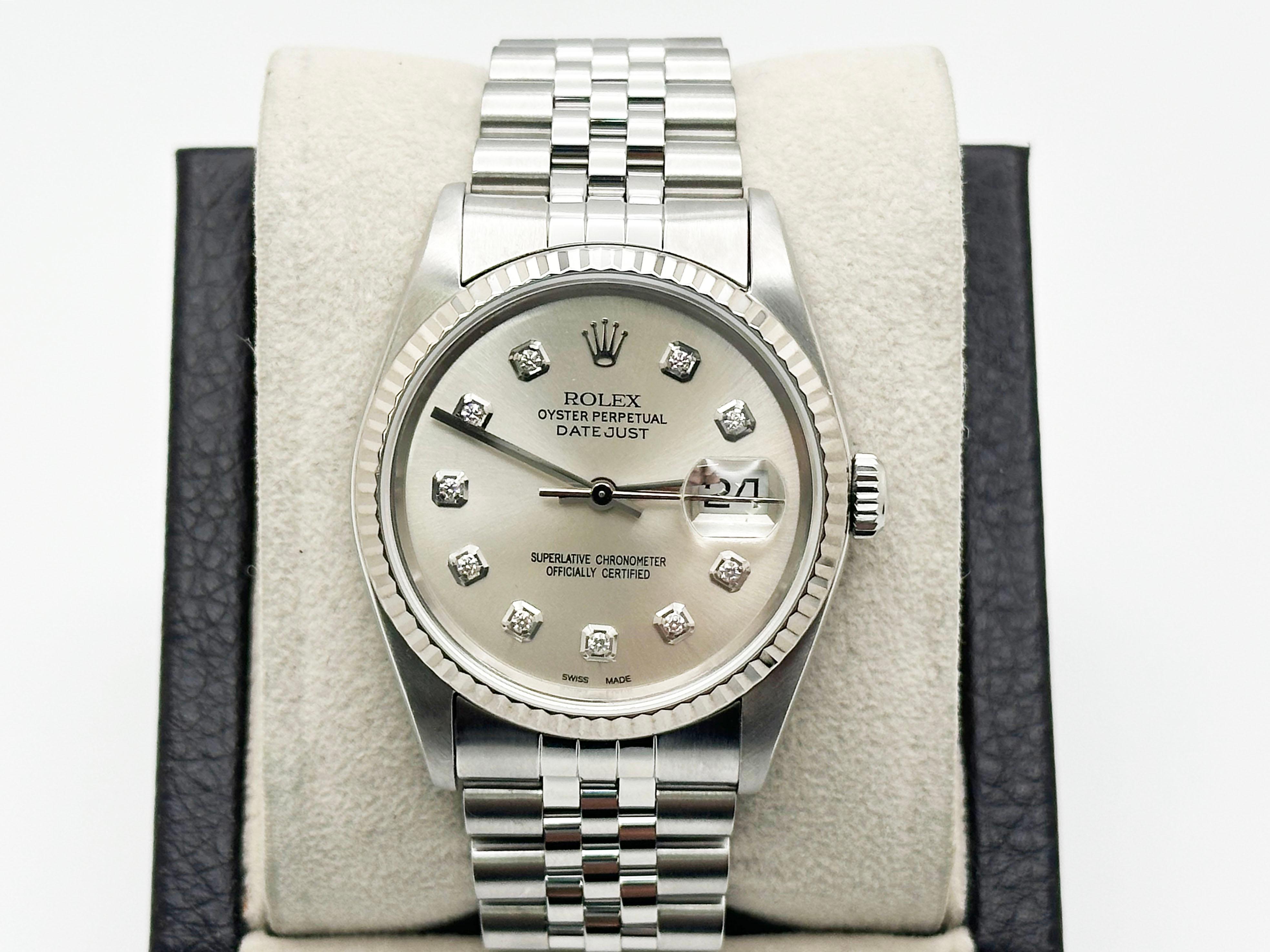 Numéro de style : 16234



Série : S294***



Année : 1993

 

Modèle : Rolex Datejust 

 

Matériau du boîtier : Acier inoxydable 

 

Bracelet : bracelet jubilé en acier inoxydable 

  

Lunette : Lunette cannelée en or blanc 18K 

  

Cadran :
