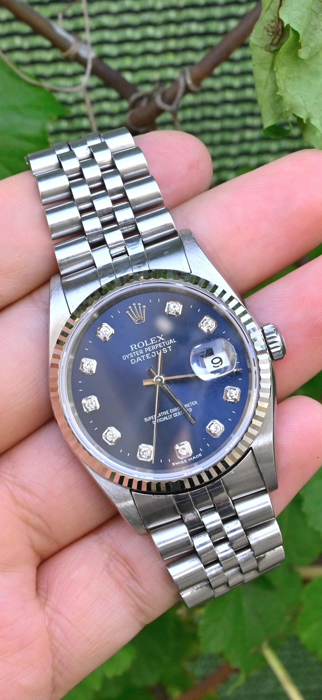 Cette Rolex Datejust, référence 16234, est une montre de luxe intemporelle en acier inoxydable à lunette cannelée. Dotée d'un cadran en véritable diamant d'usine, elle est à la fois sophistiquée et facile à porter au quotidien.
La montre est en très