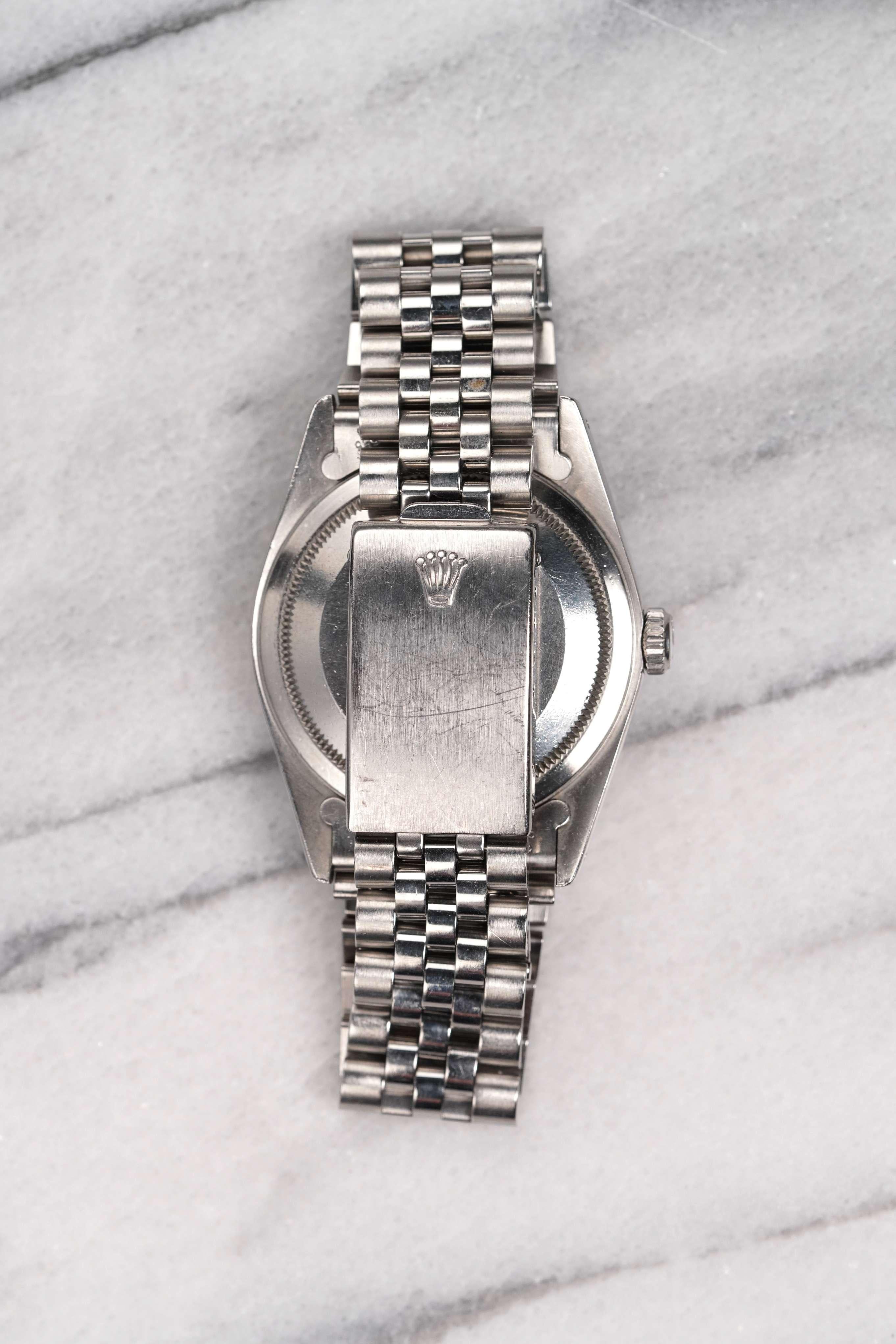 Hier ist eine Rolex Datejust Reference 16234 Automatik mit einem lachsfarbenen Zifferblatt mit römischen Ziffern aus den späten 1990er Jahren. Hält die Zeit gut ein und ist voll funktionsfähig. Die Abmessungen umfassen ein 36-mm-Oyster-Gehäuse und