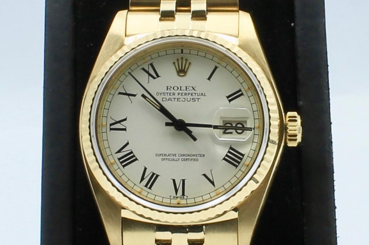 Rolex Datejust 18k yellow gold
Diameter 36mm
Reference no. 16018
Year of production 1977
1 year warranty against malfunction