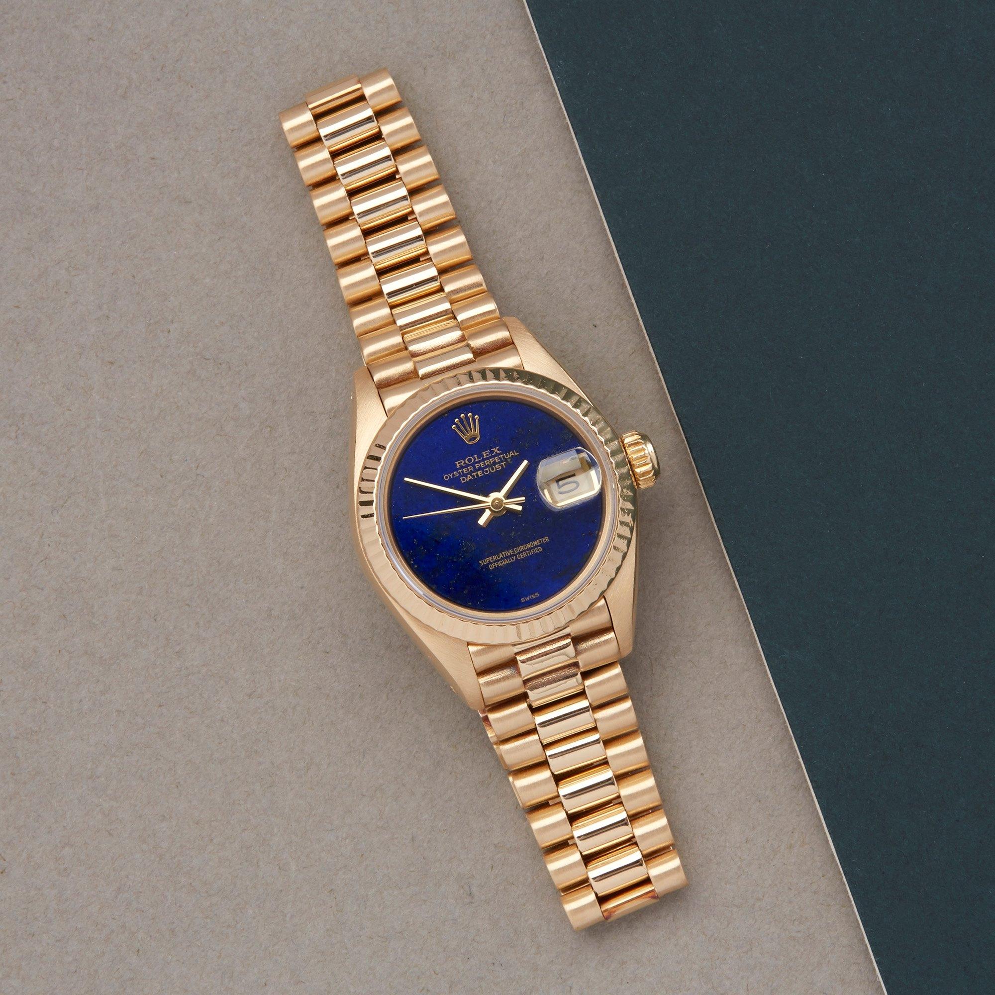 Xupes Reference: COM002646
Manufacturer: Rolex
Model: Datejust
Model Variant: 26
Model Number: 69178
Age: 1982
Gender: Ladies
Complete With: Rolex Box 
Dial: Blue Lapis Lazuli
Glass: Sapphire Crystal
Case Material: Yellow Gold
Strap Material: Yellow
