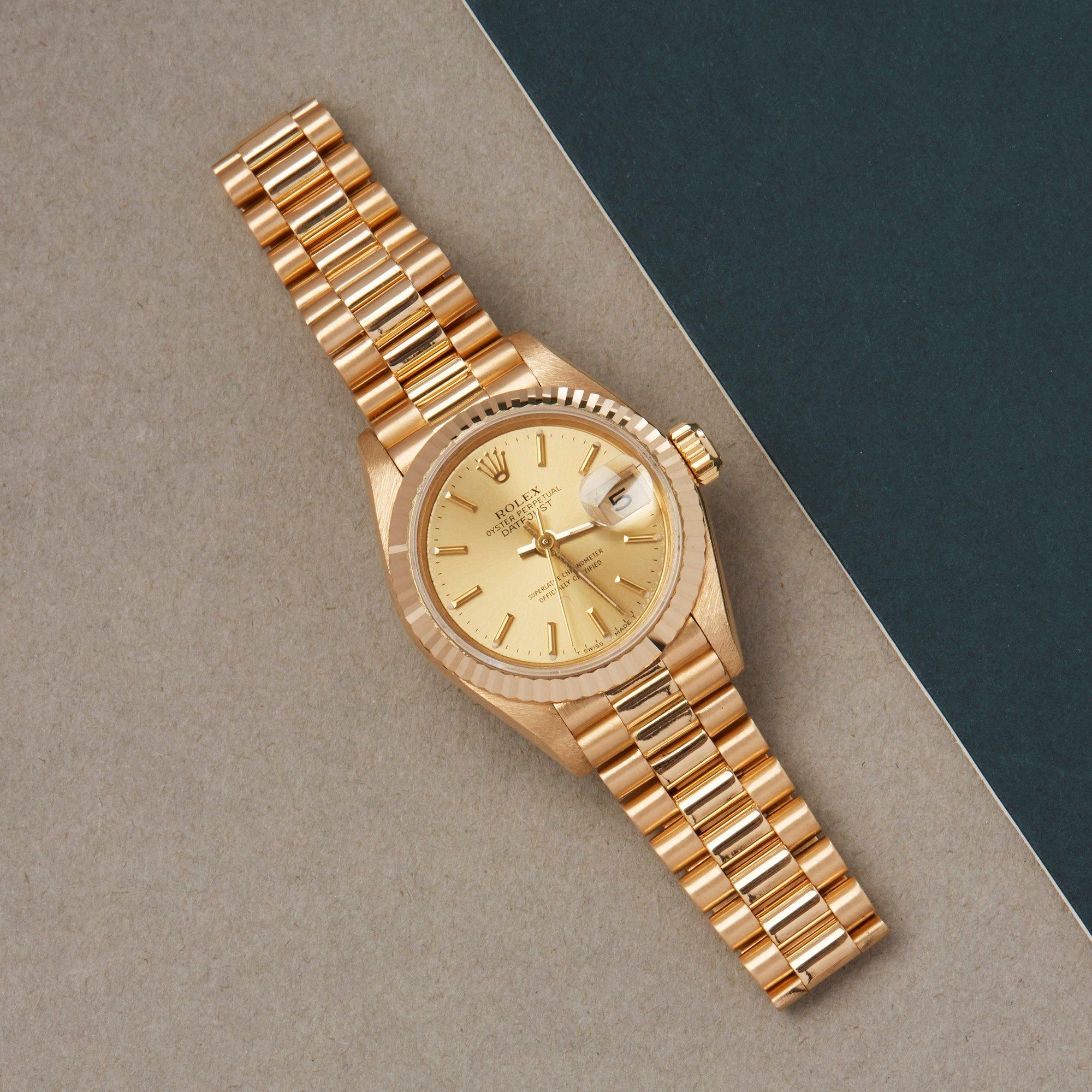 Xupes Reference: W007508
Manufacturer: Rolex
Model: Datejust
Model Variant: 26
Model Number: 69178
Age: 1993
Gender: Ladies
Complete With: Rolex Box & Service Pouch
Dial: Champagne Baton
Glass: Sapphire Crystal
Case Size: 26mm
Case Material: Yellow