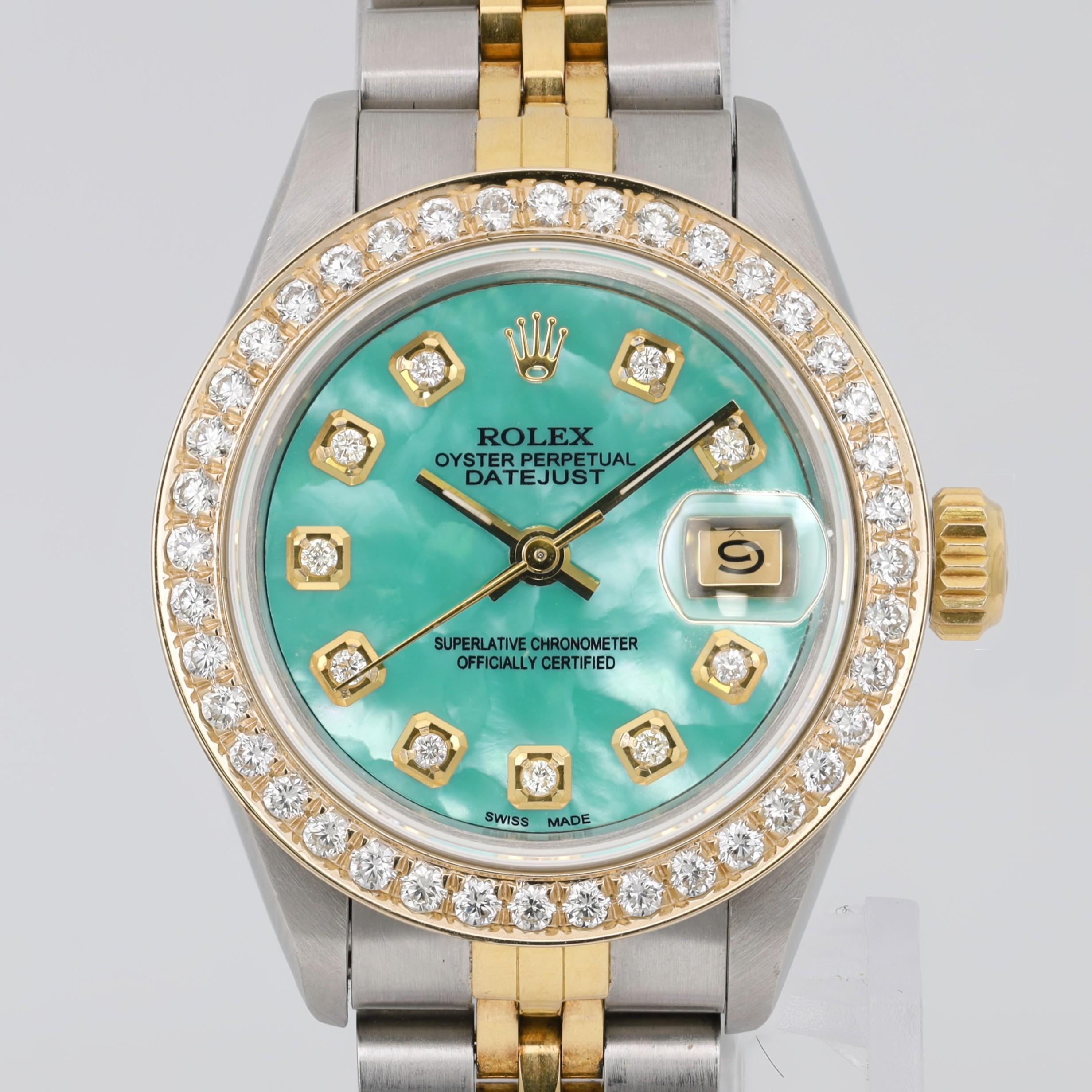 D'occasion. Cadran et lunette en diamants personnalisés. Pas de boîte et de papiers d'origine. Il est livré avec une boîte du vendeur.

Informations générales :
Marque : Rolex
Modèle : Rolex Datejust
Numéro de modèle : 69173
Type :