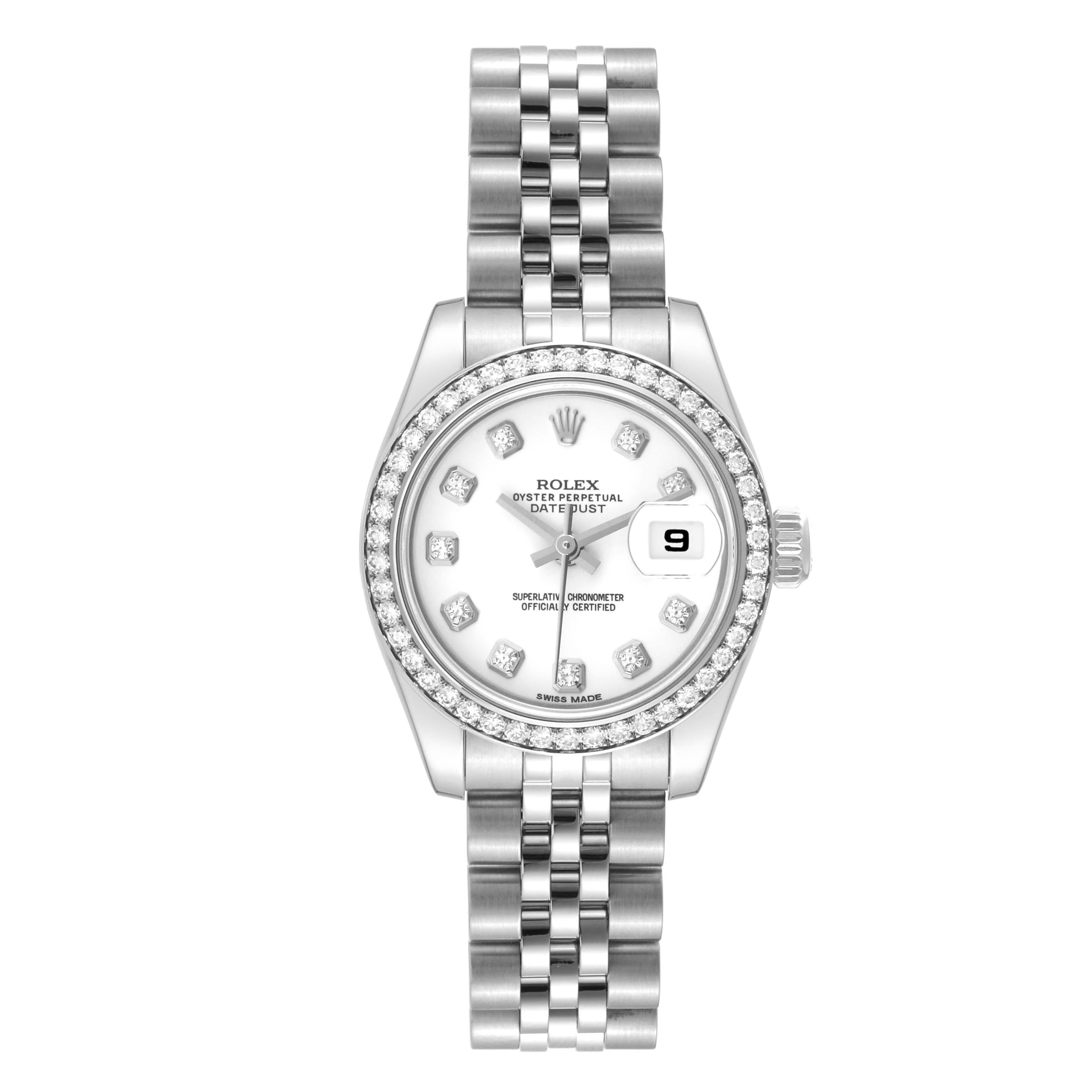 Rolex Datejust 26 Steel White Gold Diamond Ladies Watch 179384 Box Card. Mouvement automatique à remontage automatique, officiellement certifié chronomètre. Boîtier oyster en acier inoxydable de 26.0 mm de diamètre. Logo Rolex sur la couronne.